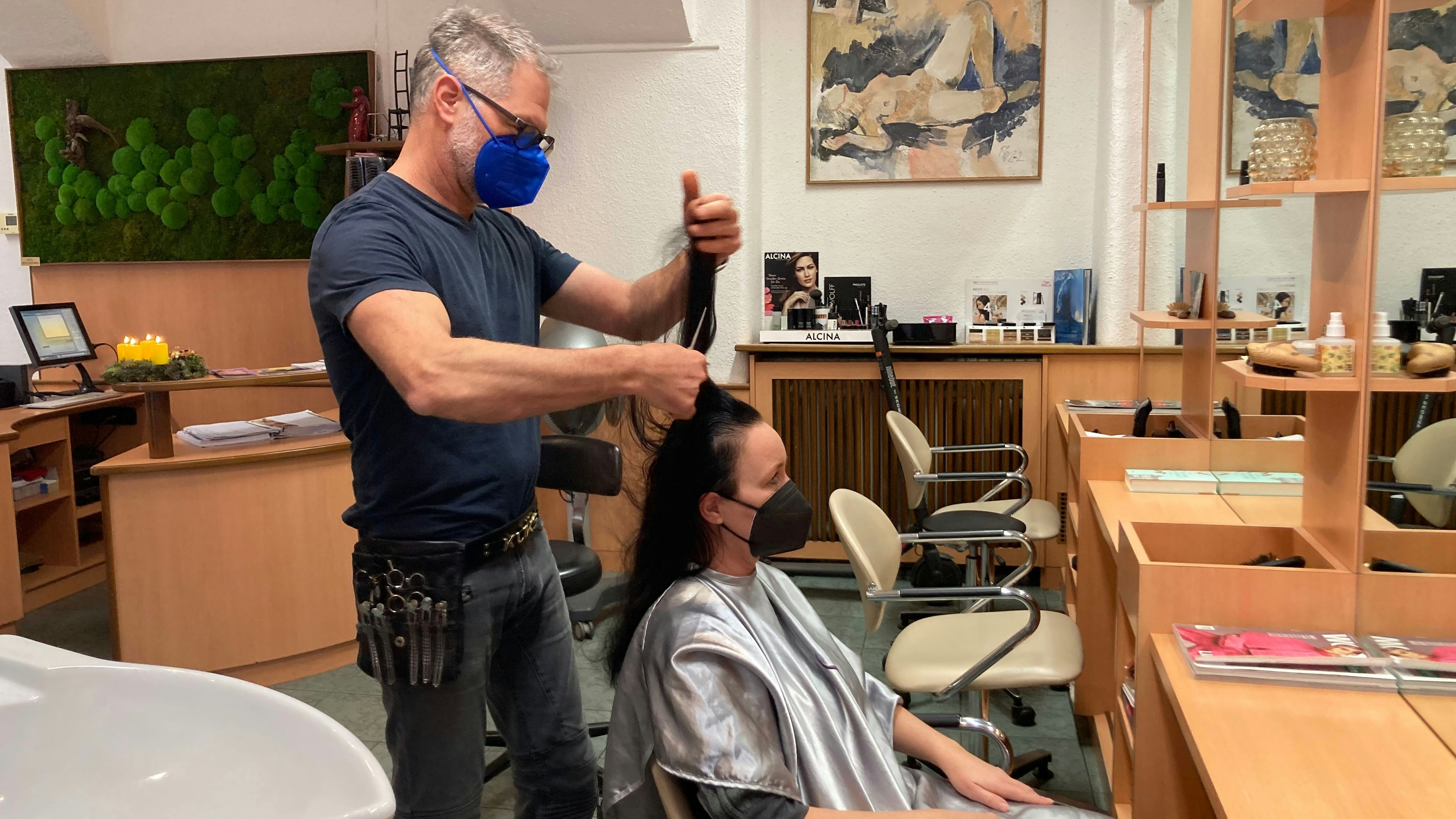 Friseur Jörg Kuks bediente auch am Sonntag seine Kundinnen und Kunden.