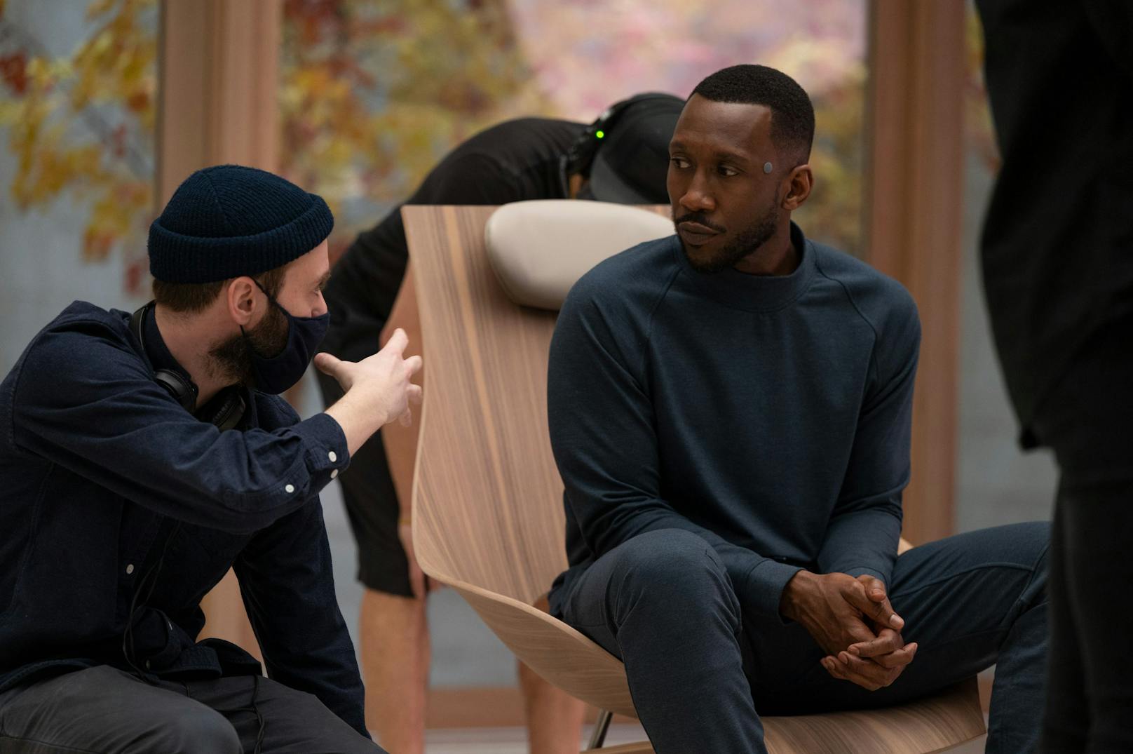 Mahershala Ali und Regisseur Ben Cleary hinter den Kulissen von "Swan Song"