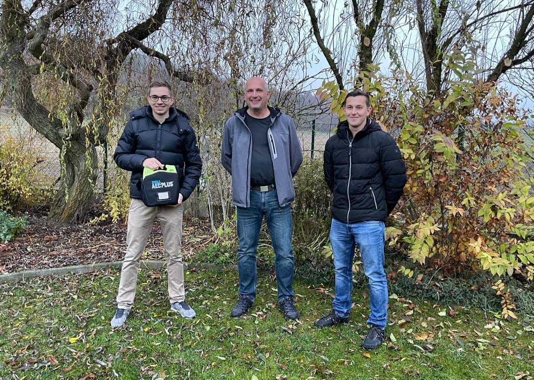 Die beiden Rotkreuz-First-Responder Wolfgang (l.) und Marcel (r.) zusammen mit Karl D.