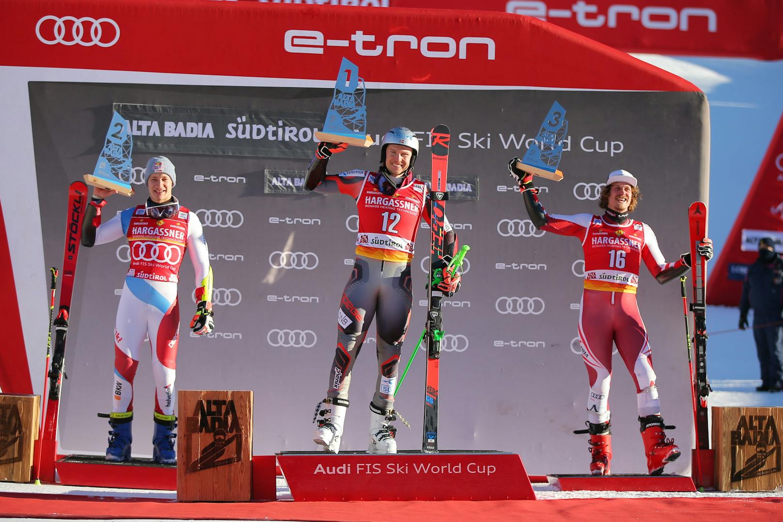 Kristoffersen gewann vor Odermatt (l.) und Feller (r.).