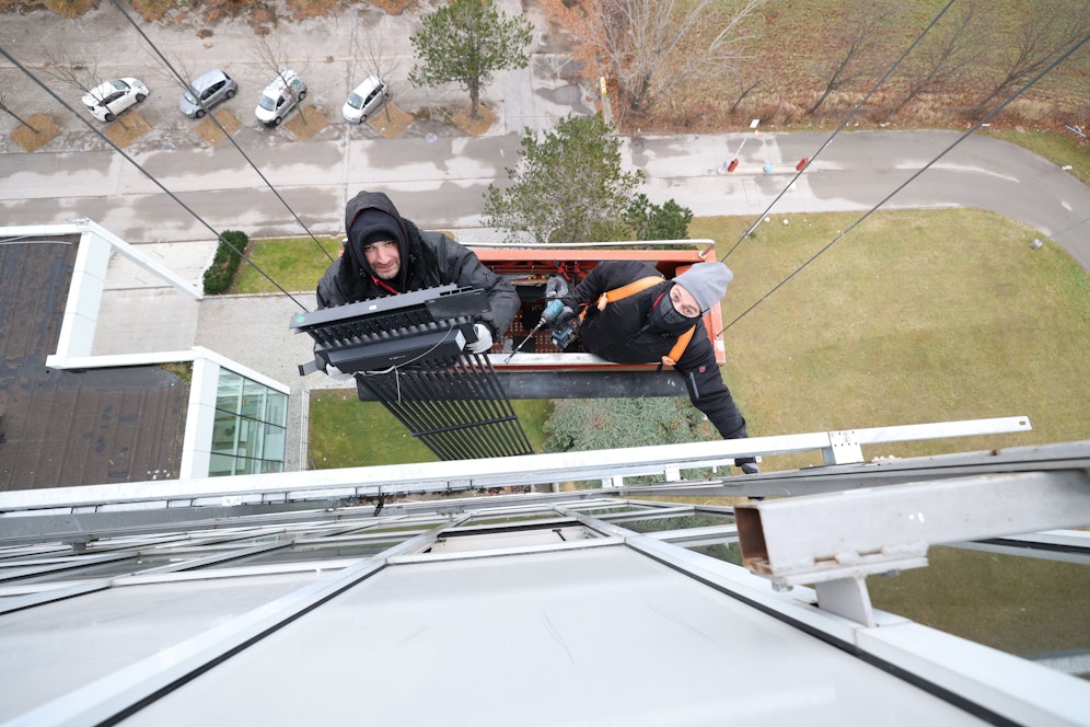 Leuchtende Werbung der Superlative auf 1.020 Quadratmetern vor den Toren Wiens. Der Screen mit dem Namen „Number One“ erstrahlt ab Anfang März mit Öko-Strom.