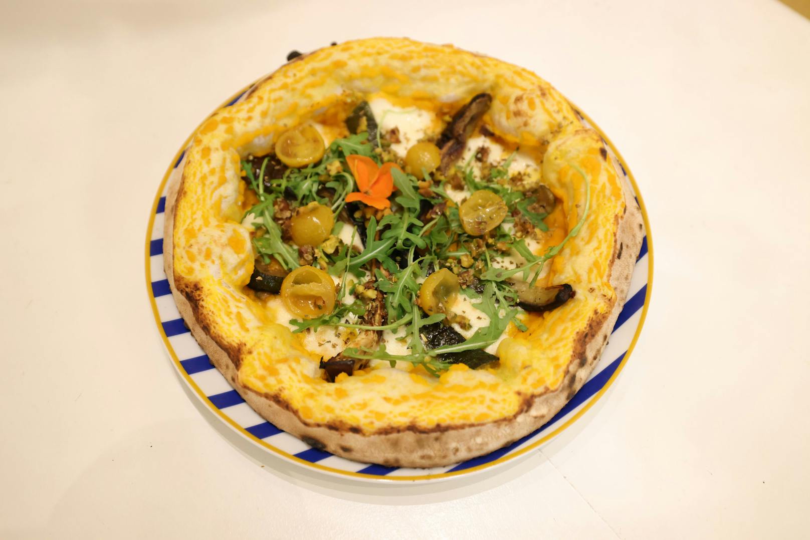 Die vegetarische "Arancione"(13,90 €) ist die saisonale Kürbis-Pizza der "Wolke".