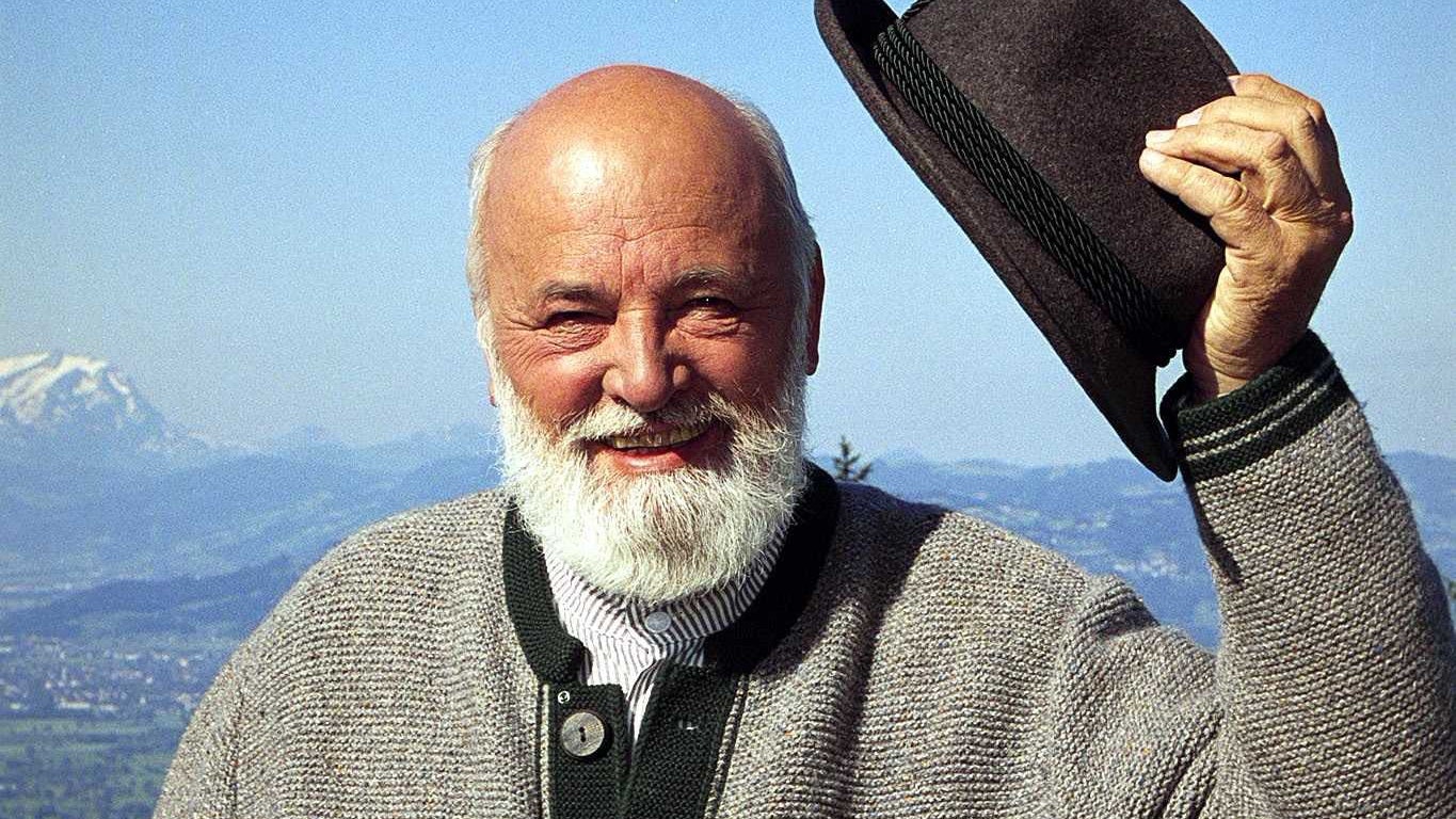 Download von www.picturedesk.com am 19.12.2021 (09:30).  © FIRST LOOK - FLO 403155 - "Klingendes Österreich" am 18.07.2004:  "Die Hundertste - Sepp Forcher besucht alle Bundesländer in Österreich". Diesmal lädt Sepp Forcher am Pfänder mit dem herrlichen Blick auf Bregenz und den Bodensee zu einer Reise durch ganz Österreich ein. Im Bild: Sepp FORCHER. - 20040701_PD1521 - Rechteinfo: Rights Managed (RM)