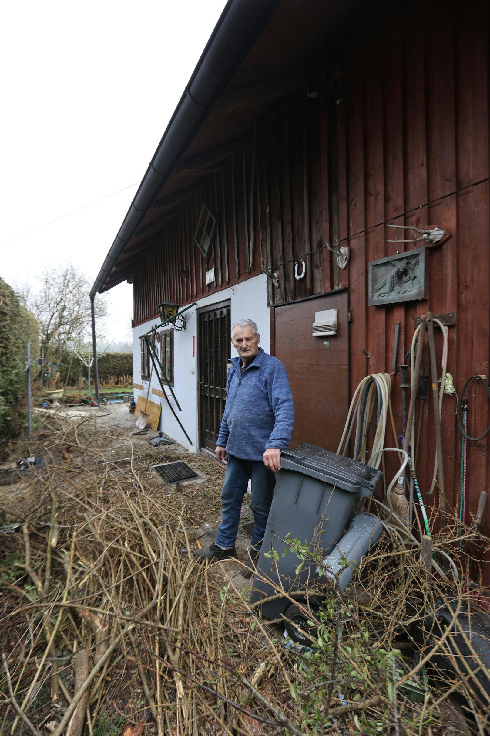 Ivo S. in seinem zerstörten Garten in Maria Schmolln.