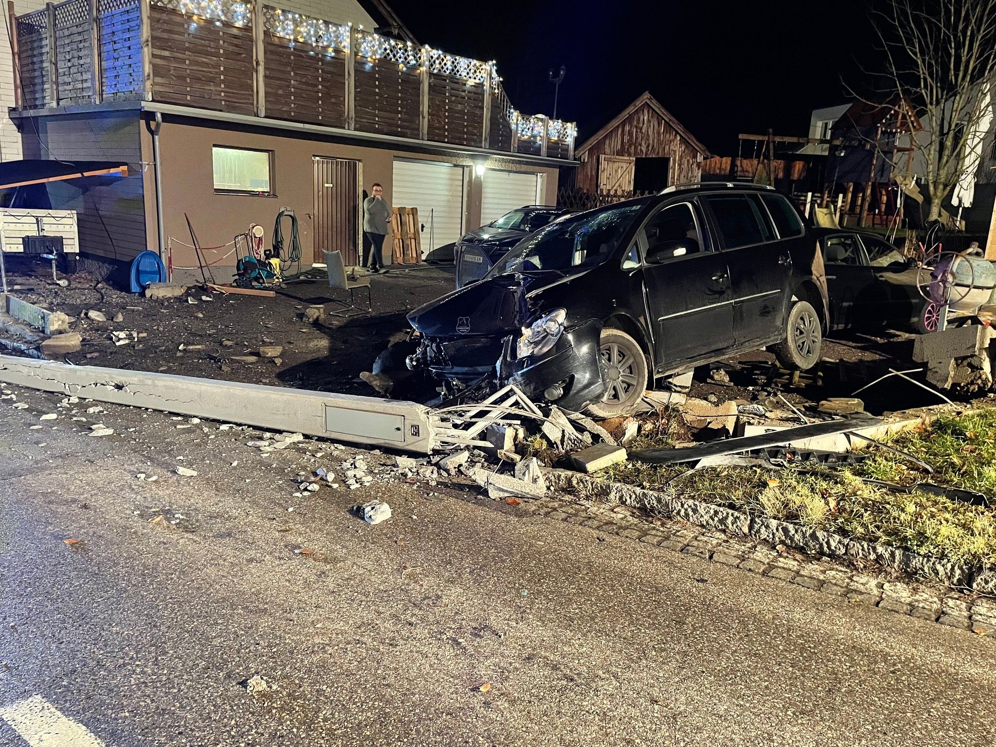Der Alkolenker fällte den Telefonmast, schleuderte dann gegen eine Gartenmauer.