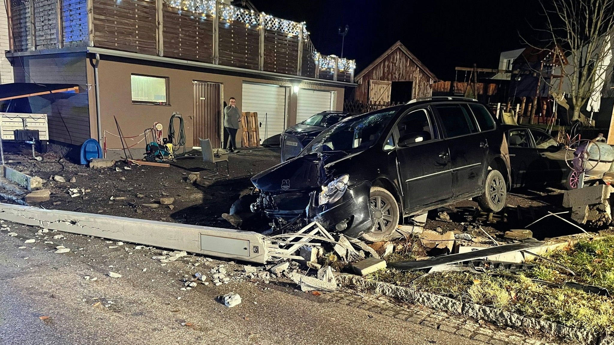 Der Alkolenker fällte den Telefonmast. schleuderte dann gegen eine Gartenmauer.