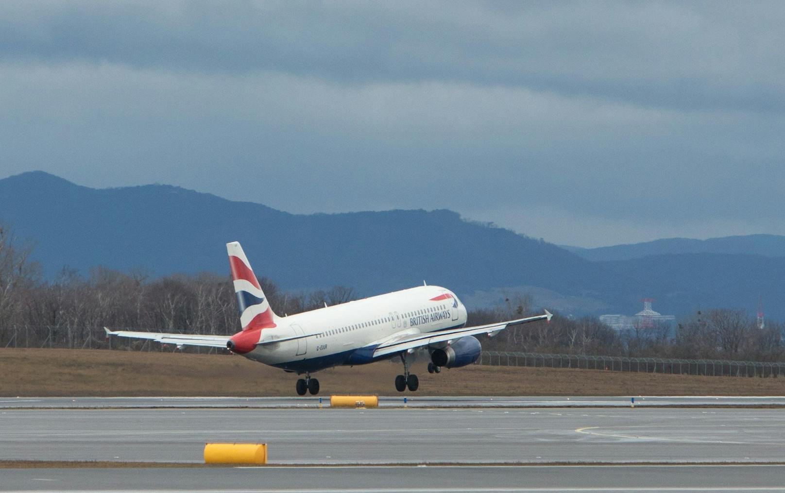 Ein Airbus 320-232 der britischen Fluglinie British Airways bei der Landung am Flughafen Wien-Schwechat. (Symbolbild)