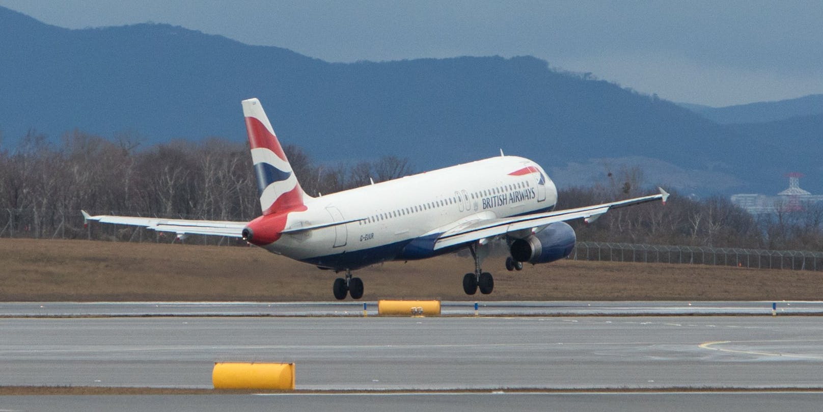 Ein Airbus 320-232 der britischen Fluglinie British Airways bei der Landung am Flughafen Wien-Schwechat. (Symbolbild)
