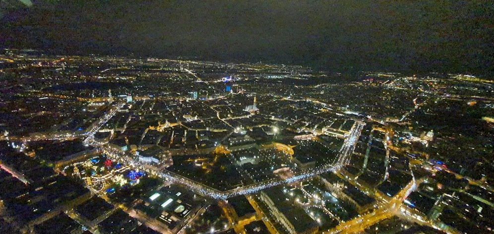 Das Wiener Lichtermeer zum Gedenken der Coronatoten erhellte die Bundeshauptstadt am Sonntag.&nbsp;