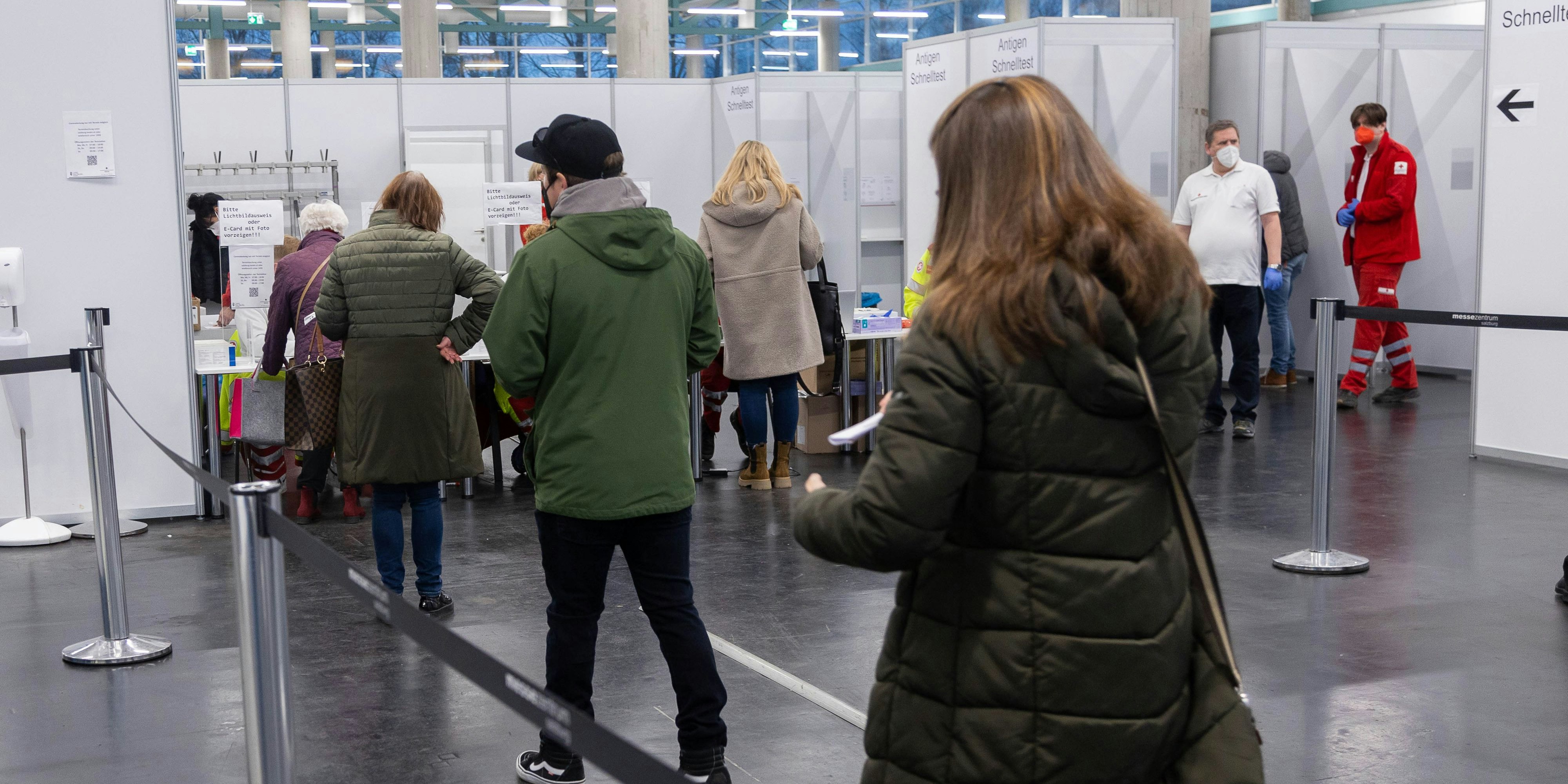 Im Messezentrum Salzburg werden beaufsichtigte Gurgeltests durchgeführt.