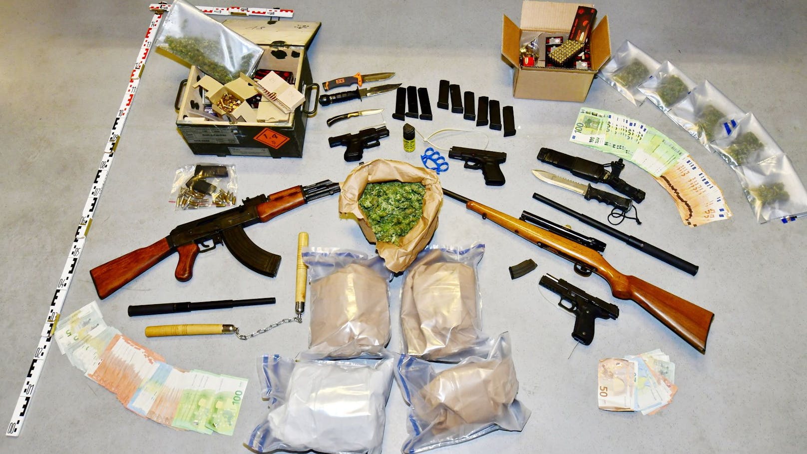 Waffen, Bargeld und Drogen wurden bei den Verdächtigen sichergestellt.