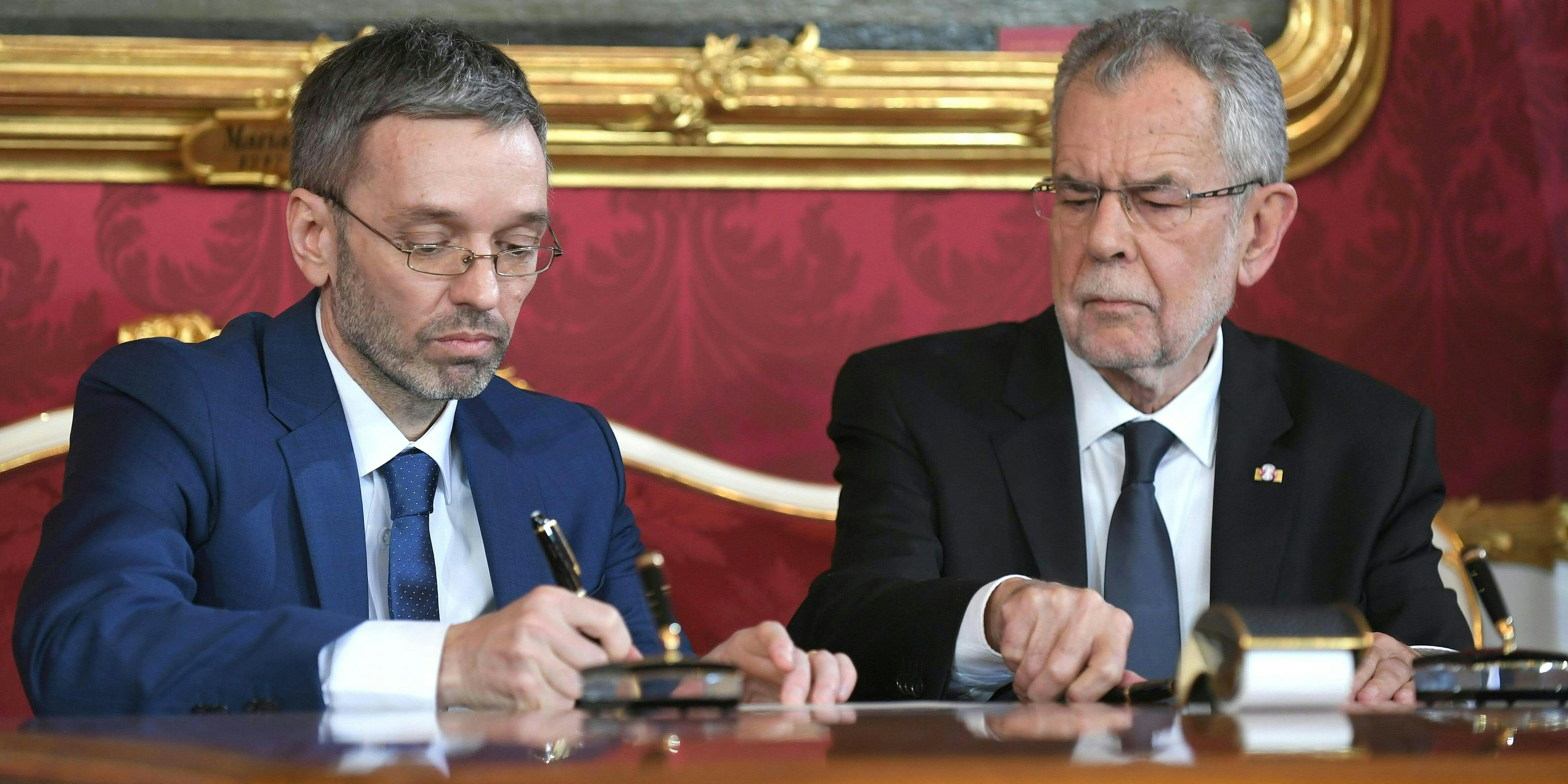 Bei der ANgelobung durfte Van der Bellen Kickl noch über die Schulter schauen, diesmal wird er per Aussendung mit einem vollendeten Schreiben konfrontiert.