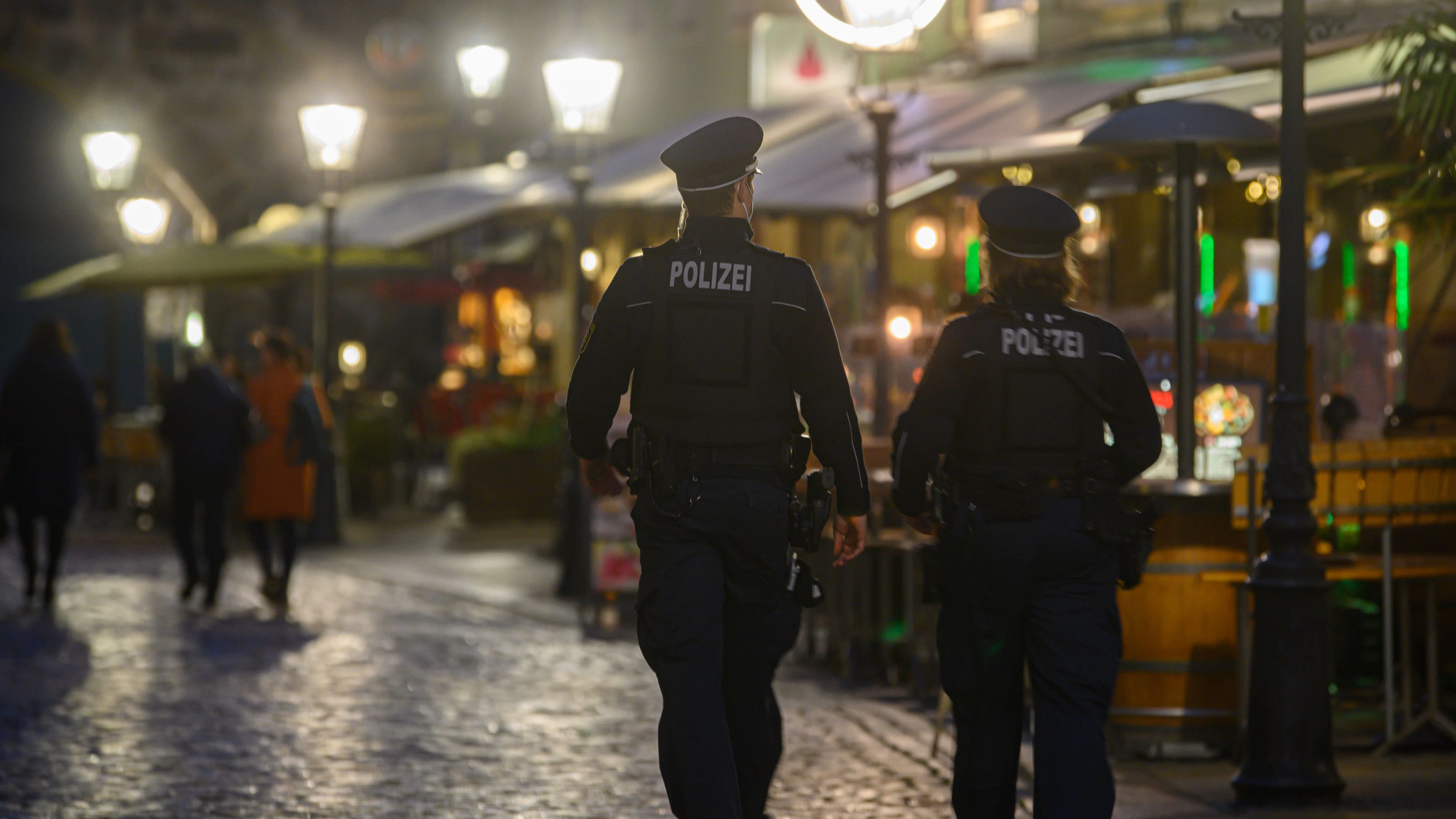 In Deutschland wird wegen der Omikron-Variante des Coronavirus über einen neuen Lockdown diskutiert.