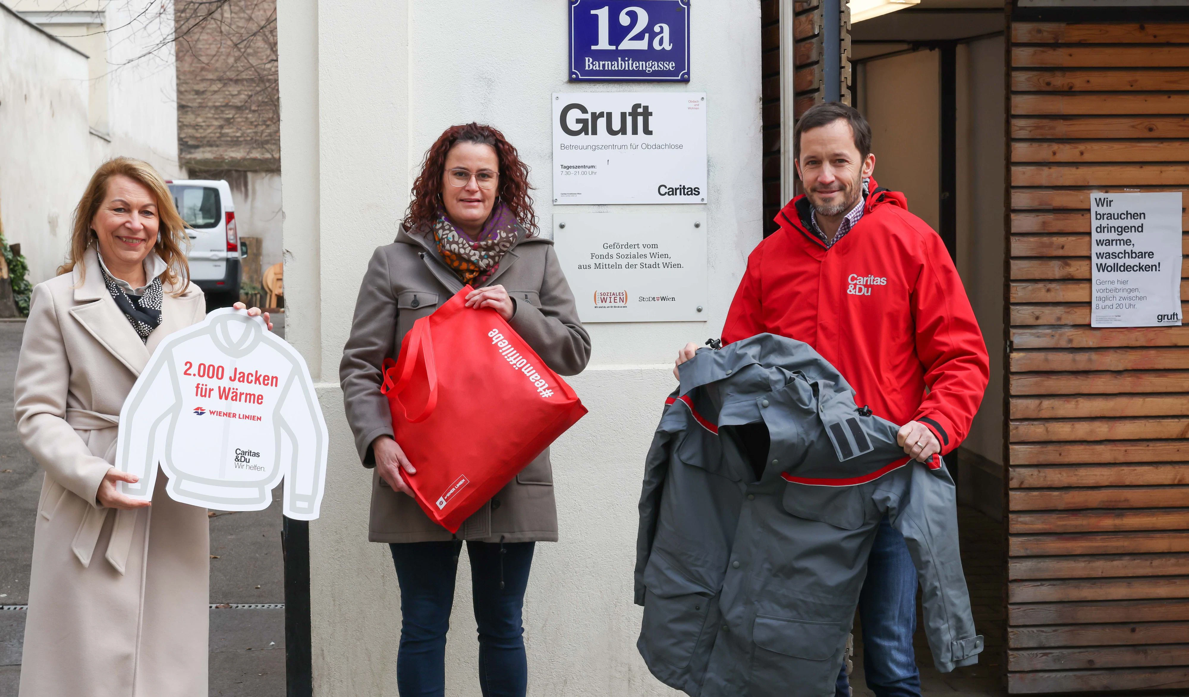 (v.l.n.r.): Wiener Linien Geschäftsführerin Alexandra Reinagl übergibt die erste Jackenlieferung an Judith Hartweger (Leiterin der Caritas Gruft) und Klaus Schwertner (gf. Caritasdirektor der Erzdiözese Wien)
