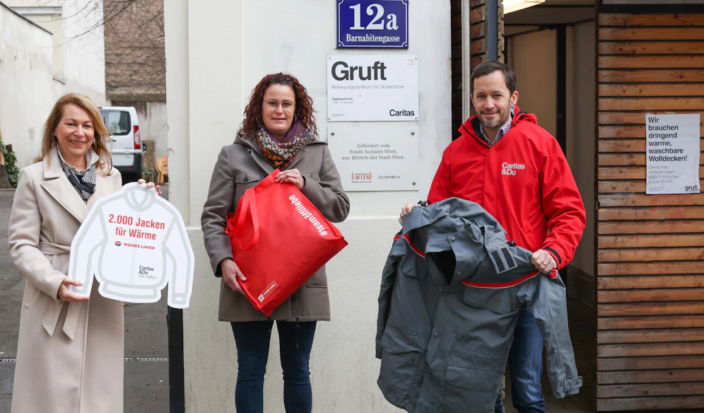(v.l.n.r.): Wiener Linien Geschäftsführerin Alexandra Reinagl übergibt die erste Jackenlieferung an Judith Hartweger (Leiterin der Caritas Gruft) und Klaus Schwertner (gf. Caritasdirektor der Erzdiözese Wien)