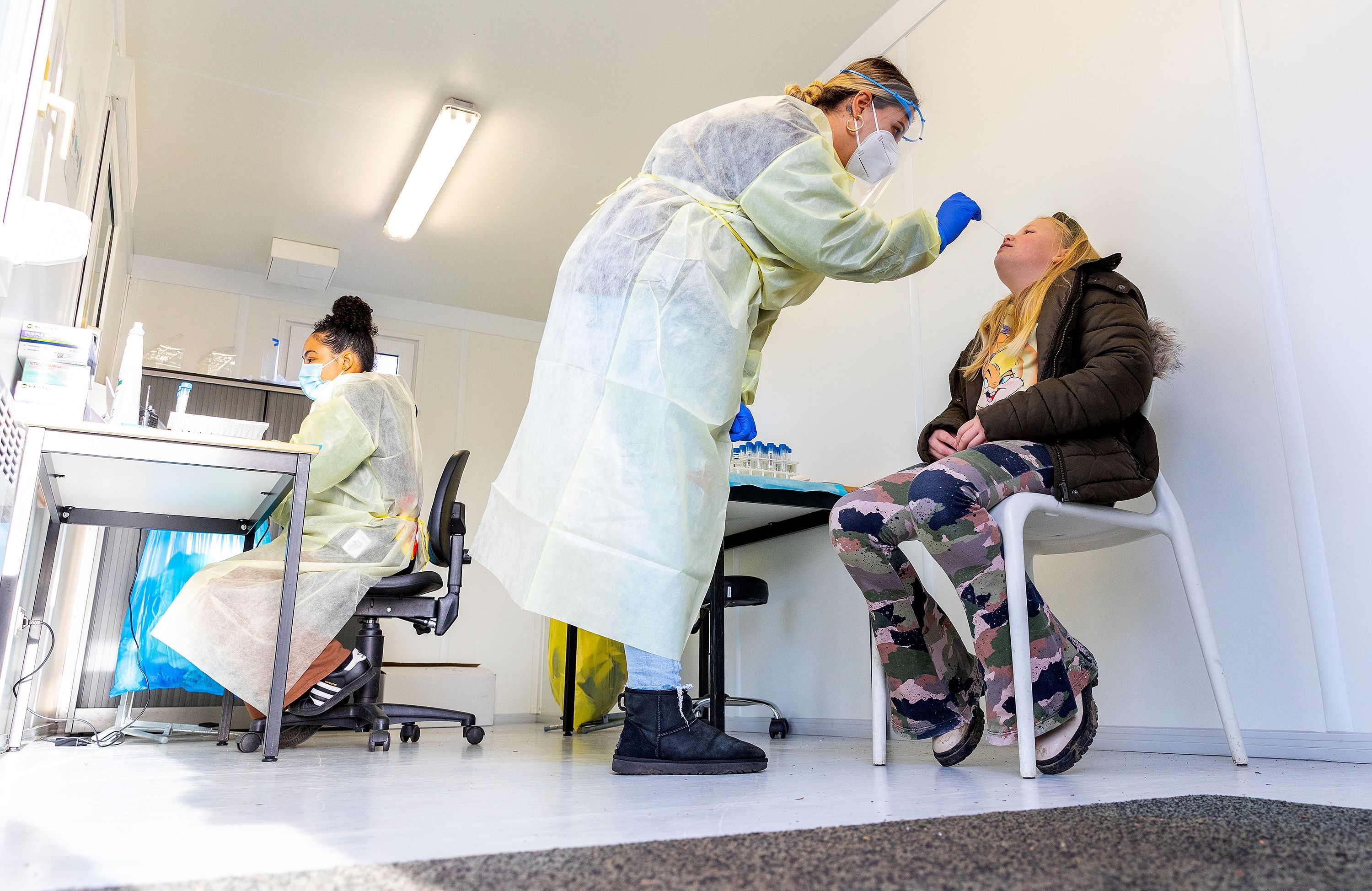 Download von www.picturedesk.com am 20.12.2021 (12:41).  2021-11-18 13:36:32 11-18-2021, Mijnsheerenland - Crowds in a corona test street of the GGD Zuid-Holland. The corona infections are increasing again, especially among children, many corona tests are being done. Children get a corona test. Testing corona in children in a test street. Photo: ANP / Hollandse Hoogte / Jeffrey Groeneweg - 20211118_PD5925 - Rechteinfo: Rights Managed (RM)