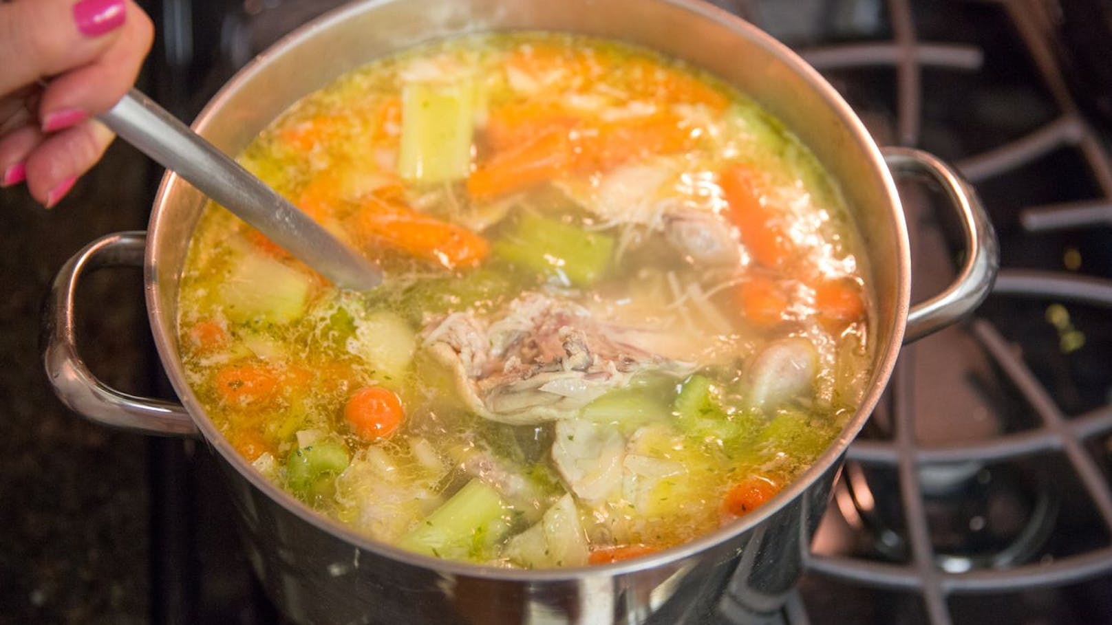 Hühnersuppe ist immer die Antwort. Vor allem, weil die gesunde Suppe deinem Körper Vitamine und Vitalstoffe schenkt. Für eine garantierte Genesung solltest du Geflügel, Suppengemüse und Brühe vermengen und dir die Suppe abends schmecken lassen.