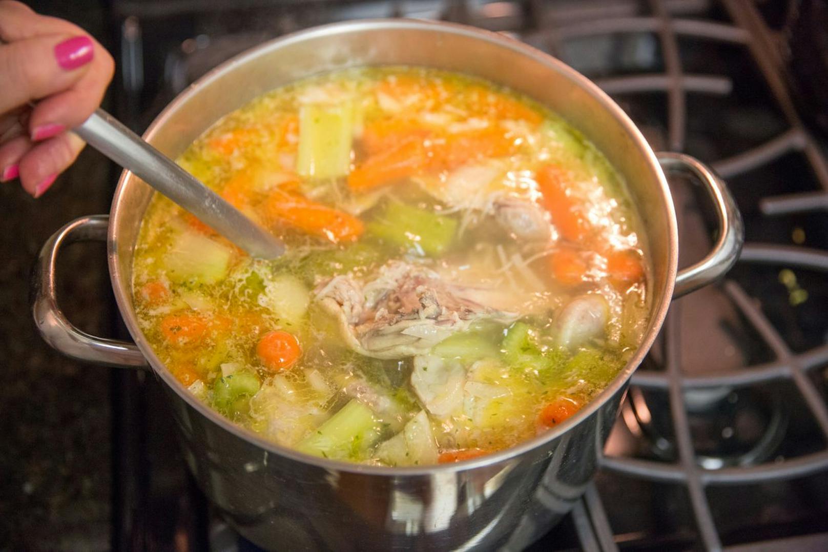 Hühnersuppe ist immer die Antwort. Vor allem, weil die gesunde Suppe deinem Körper Vitamine und Vitalstoffe schenkt. Für eine garantierte Genesung solltest du Geflügel, Suppengemüse und Brühe vermengen und dir die Suppe abends schmecken lassen.