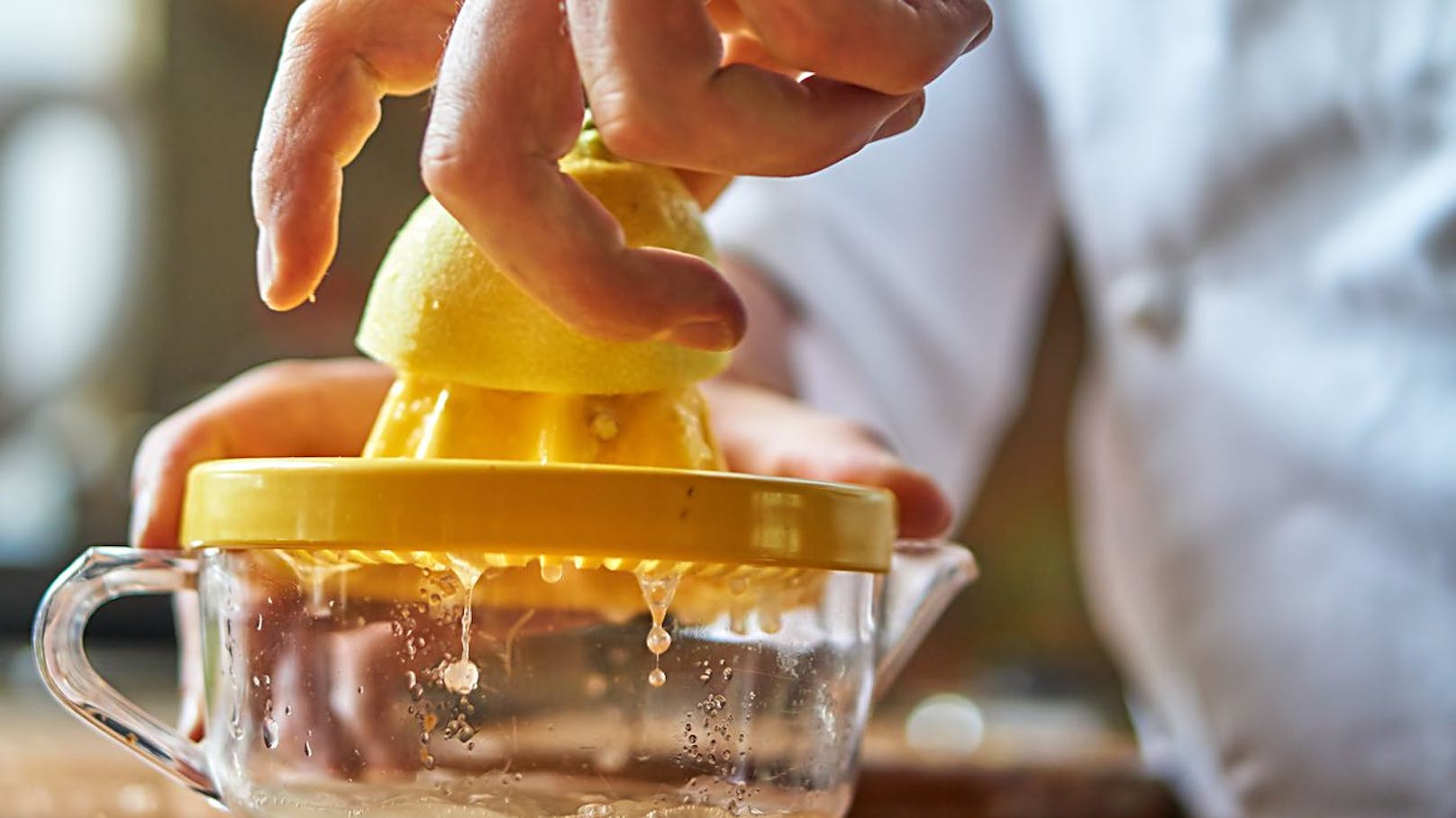 Fruchtsäfte wie Orangensaft oder heiße Zitrone sind sehr vitaminreich und können Halsschmerzen stillen. Auch naturtrüber Apfelsaft sollte hier zum Einsatz kommen.&nbsp;