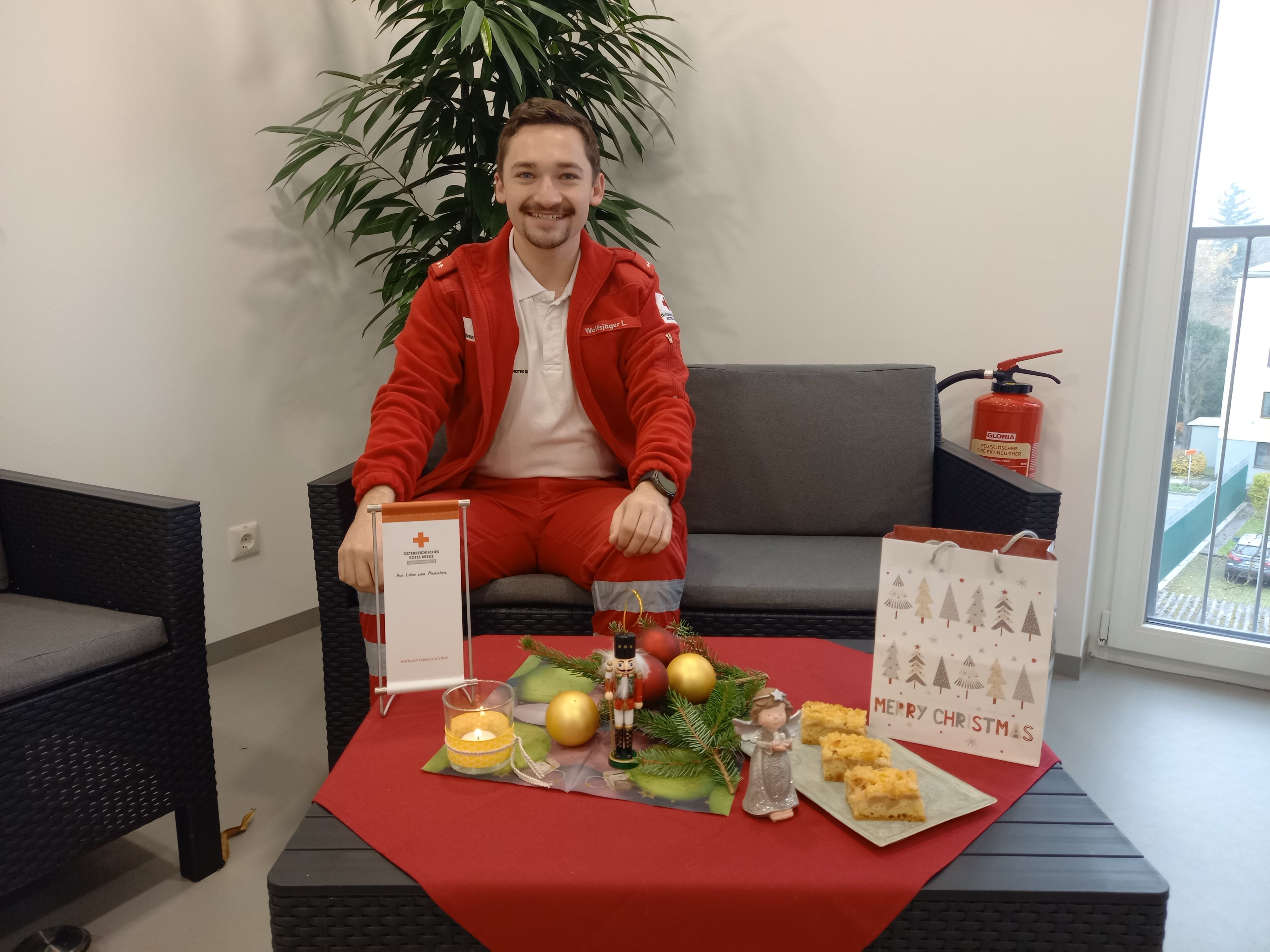 Lukas Wolfsjäger arbeitet seit drei Jahren immer zu Weihnachten beim Roten Kreuz.