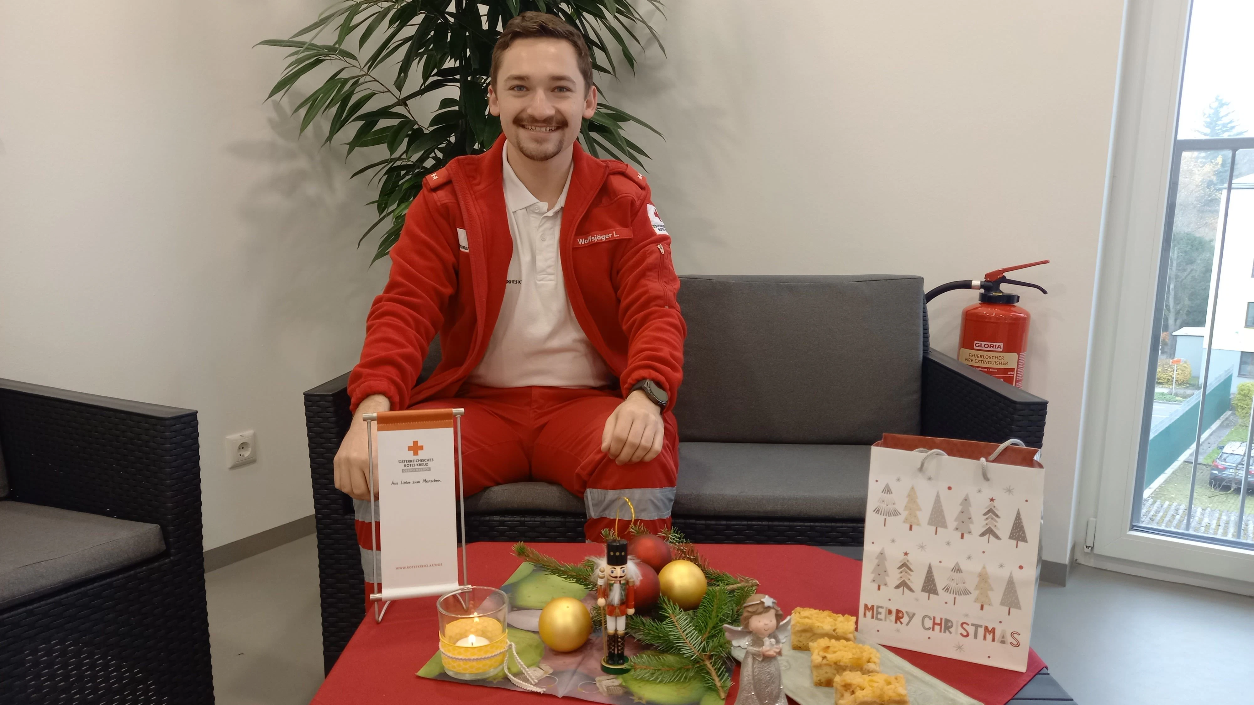 Lukas Wolfsjäger arbeitet seit drei Jahren immer zu Weihnachten beim Roten Kreuz.