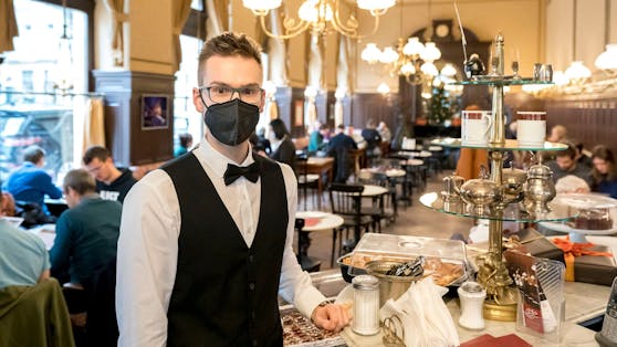Im Café Sperl in Wien-Mariahilf ist Kellner Simon froh, nach vier Wochen Lockdown wieder Gäste bewirten zu dürfen.