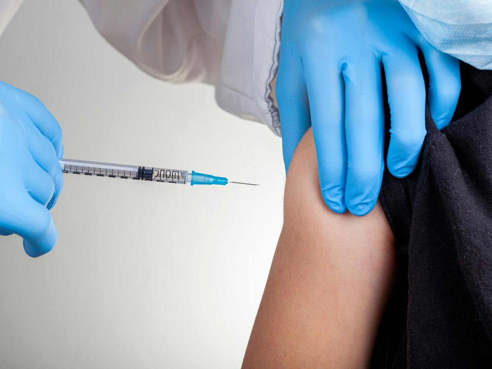 Die Wiener Gesundheitsbehörde (MA 15) prüft Schritte gegen eine Schulärztin. Sie hatte sich in einem offenen Brief gegenüber der CoV-Impfung kritisch gezeigt.