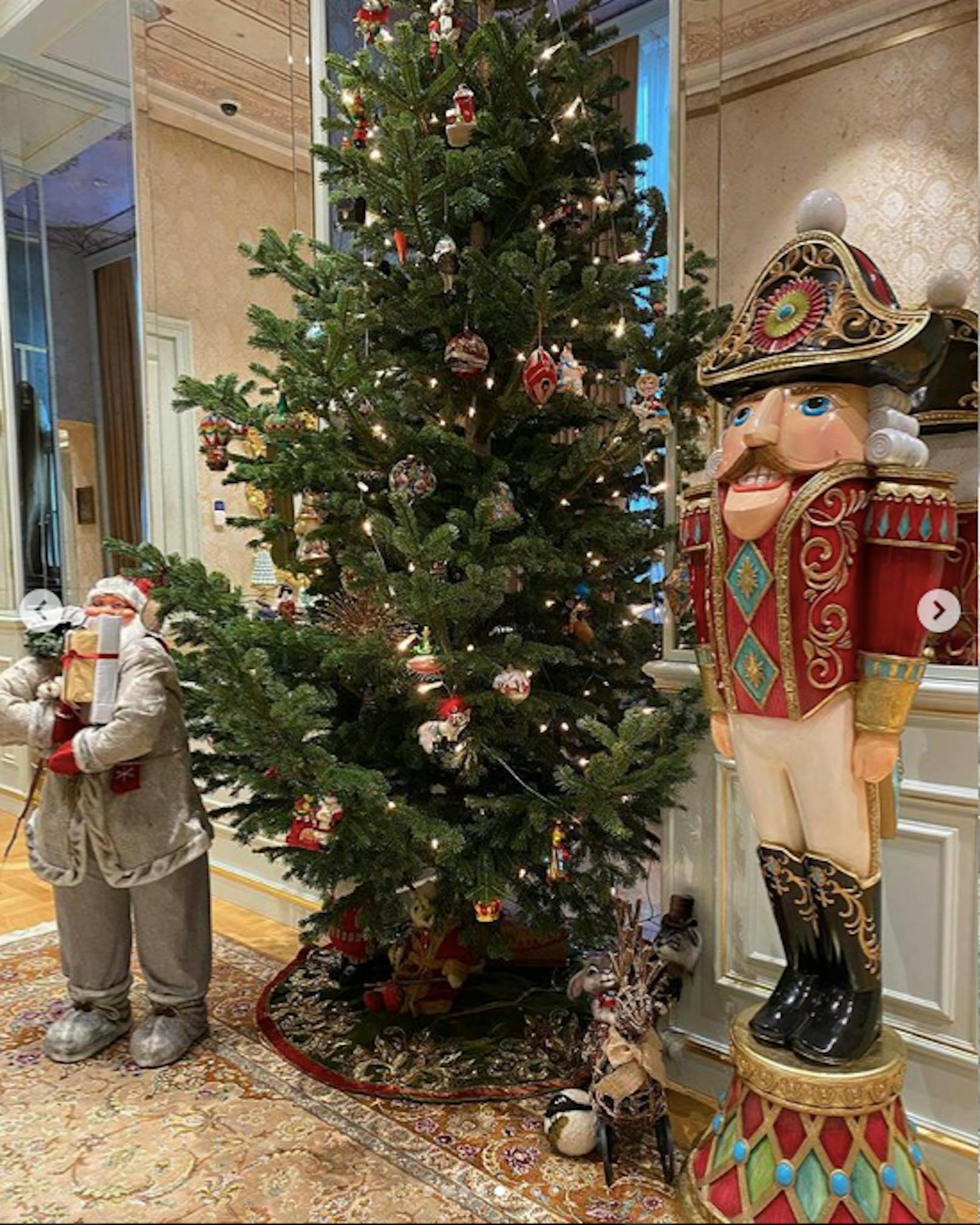 Der große Baum im Vorzimmer – Nussknacker und Weihnachtsmann an seiner Seite. 