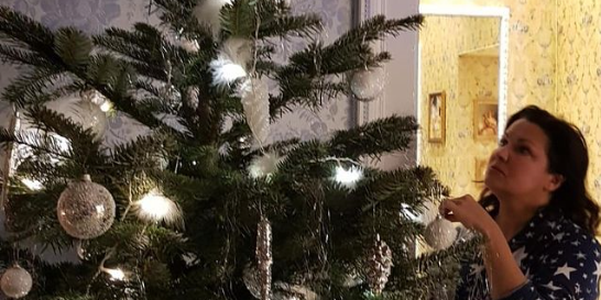 Anna Netrebko dekoriert einen der drei Bäume 