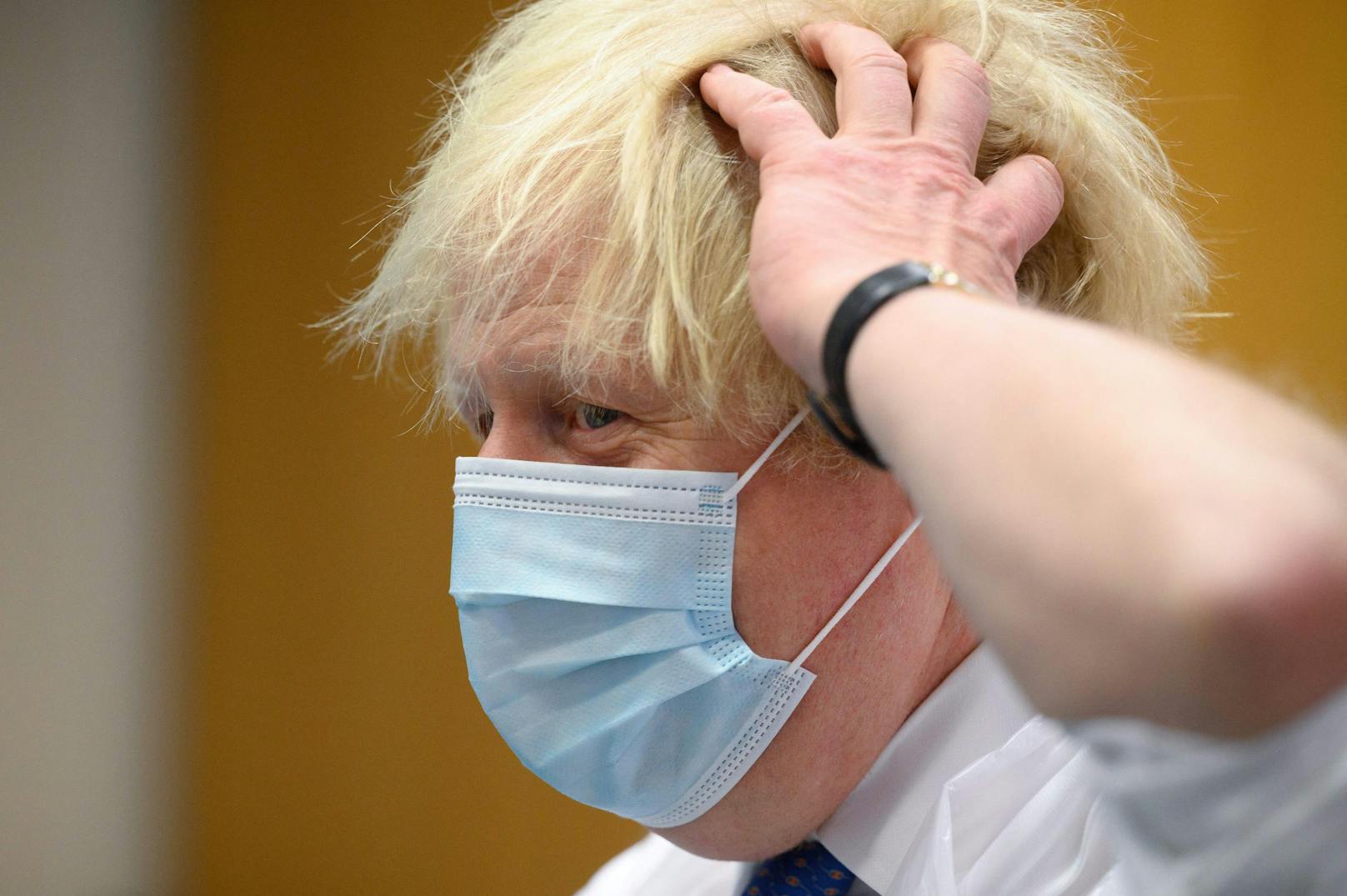 Boris Johnson hat derzeit allen Grund zum Haare raufen, es wird eng für den Premierminister.&nbsp;