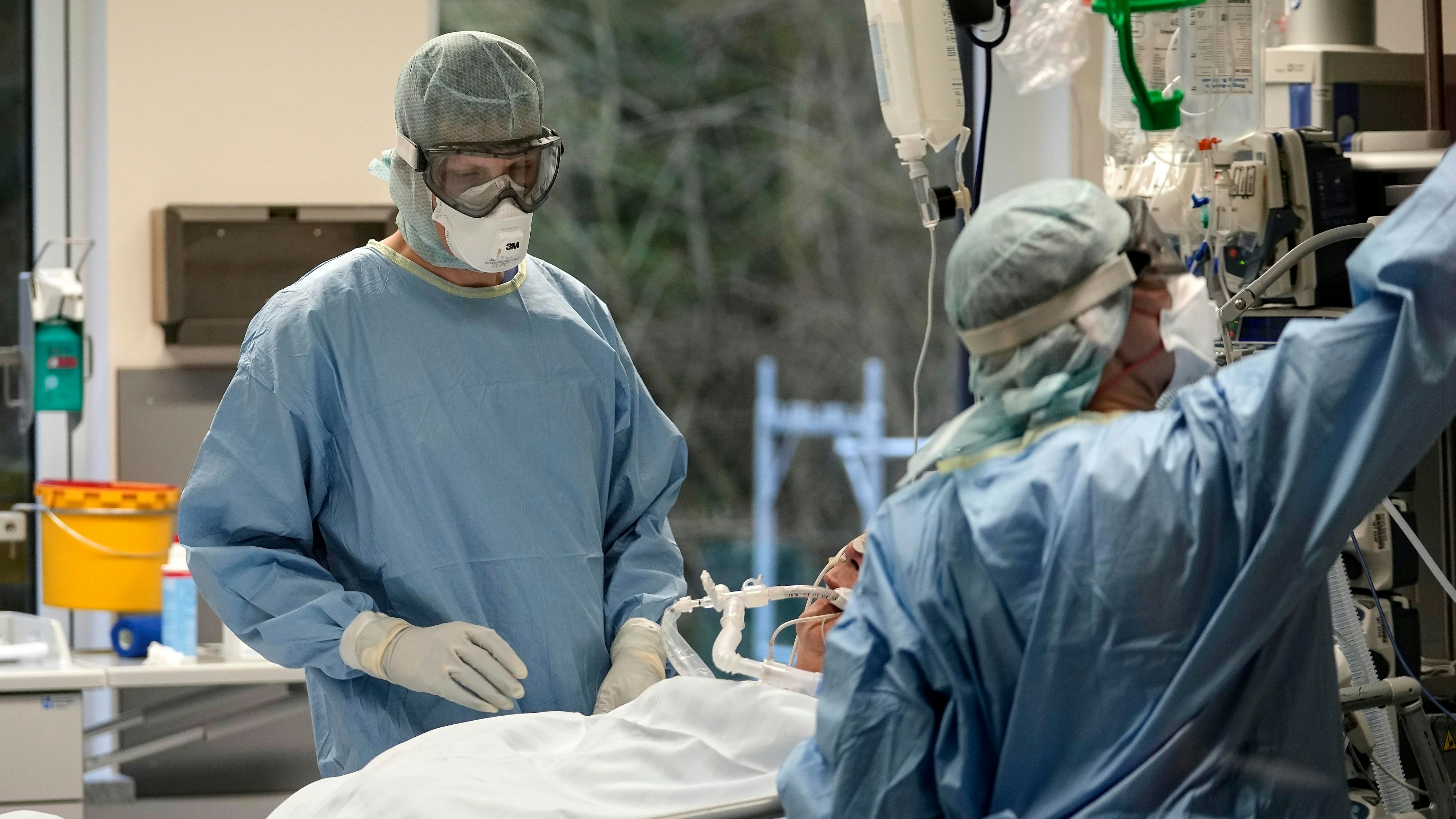 Aufgrund der Omikron-Welle ist mit massiven Ausfällen im Gesundheitspersonal zu rechnen.