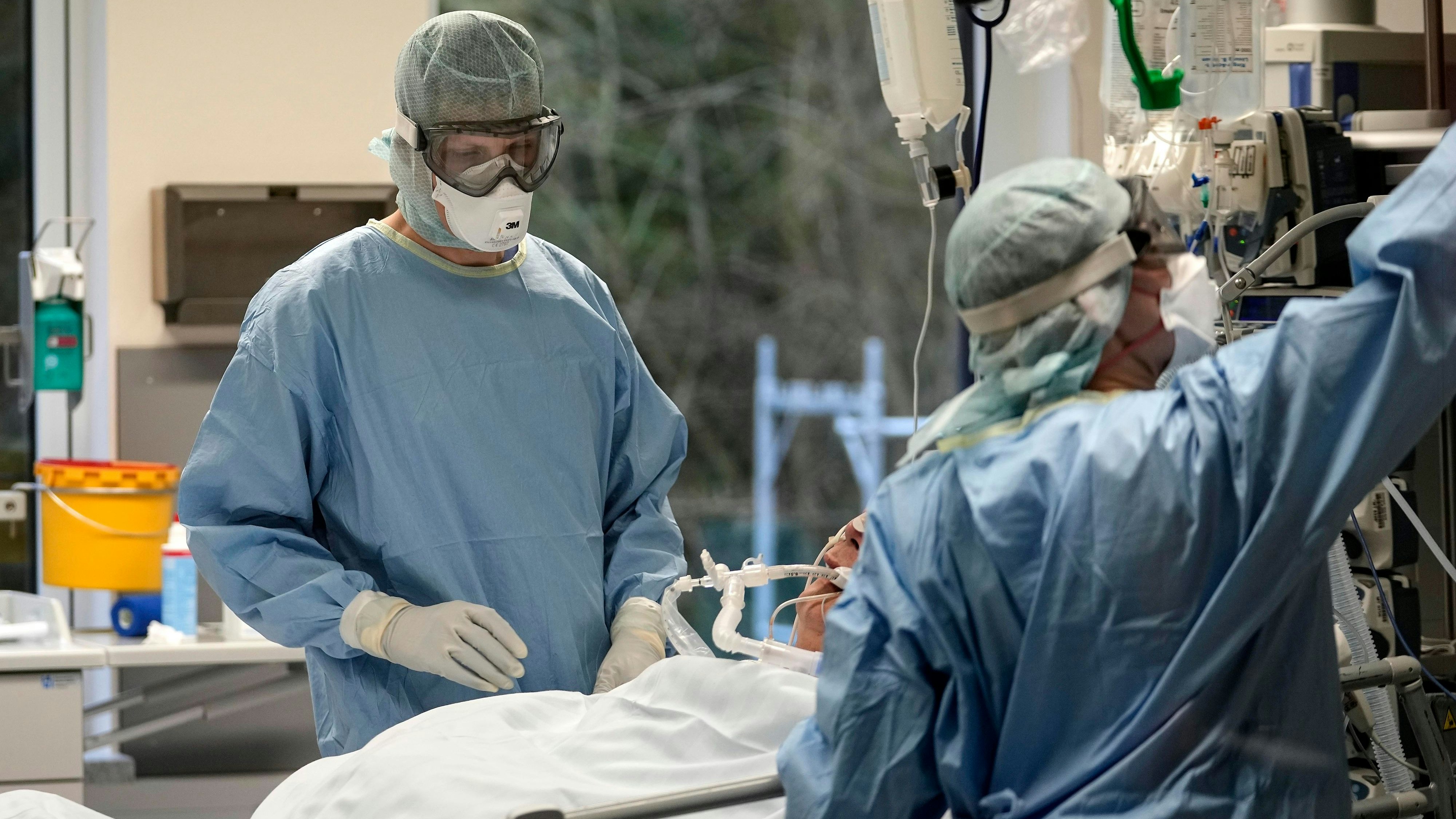 Aufgrund der Omikron-Welle ist mit massiven Ausfällen im Gesundheitspersonal zu rechnen.