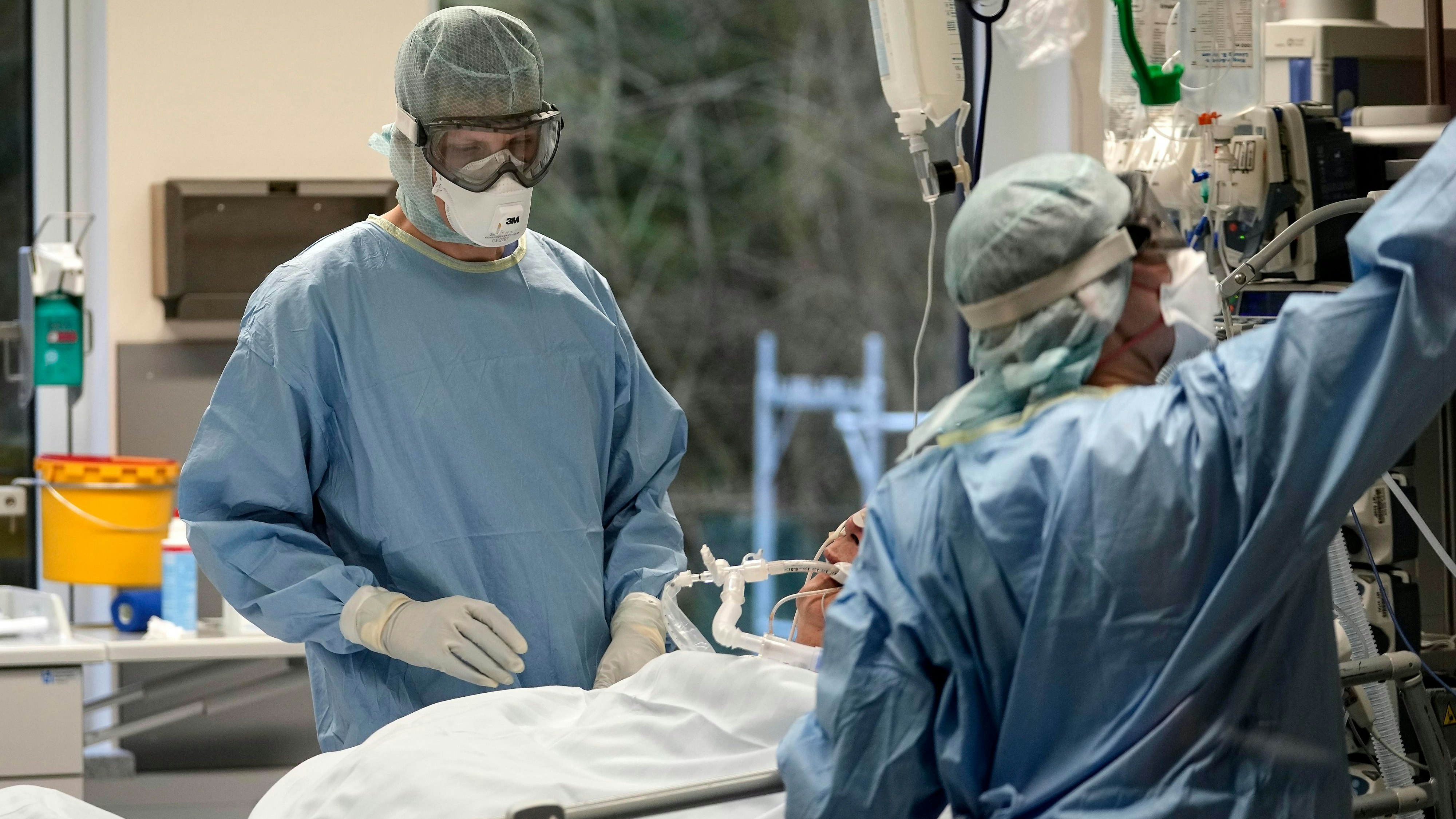 Aufgrund der Omikron-Welle ist mit massiven Ausfällen im Gesundheitspersonal zu rechnen.