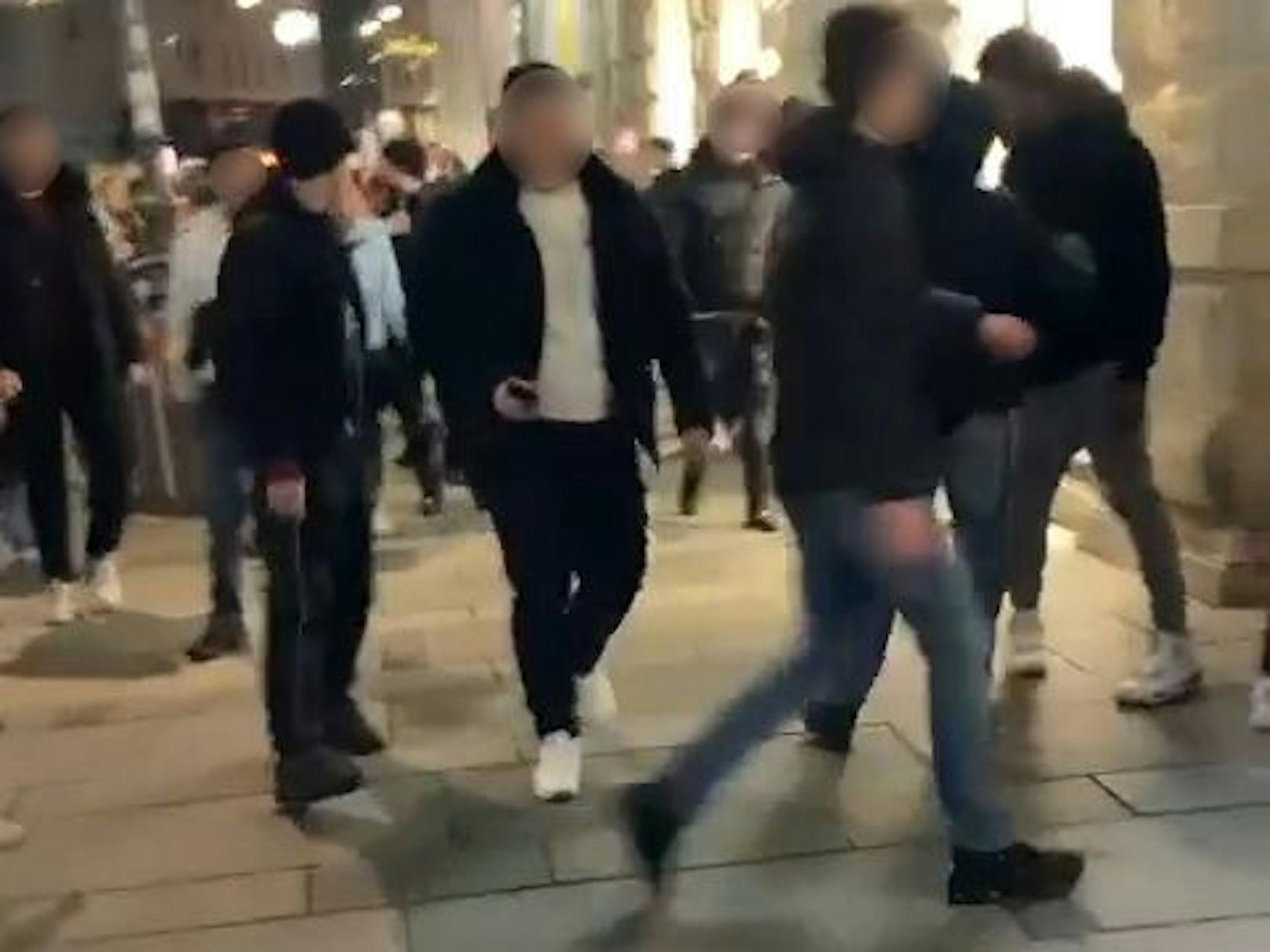 In Gmunden kam es zu einer heftigen Prügelei unter Teenagern - im Foto ein Fall aus Wien, bei dem ebenfalls Jugendliche in Streit gerieten.