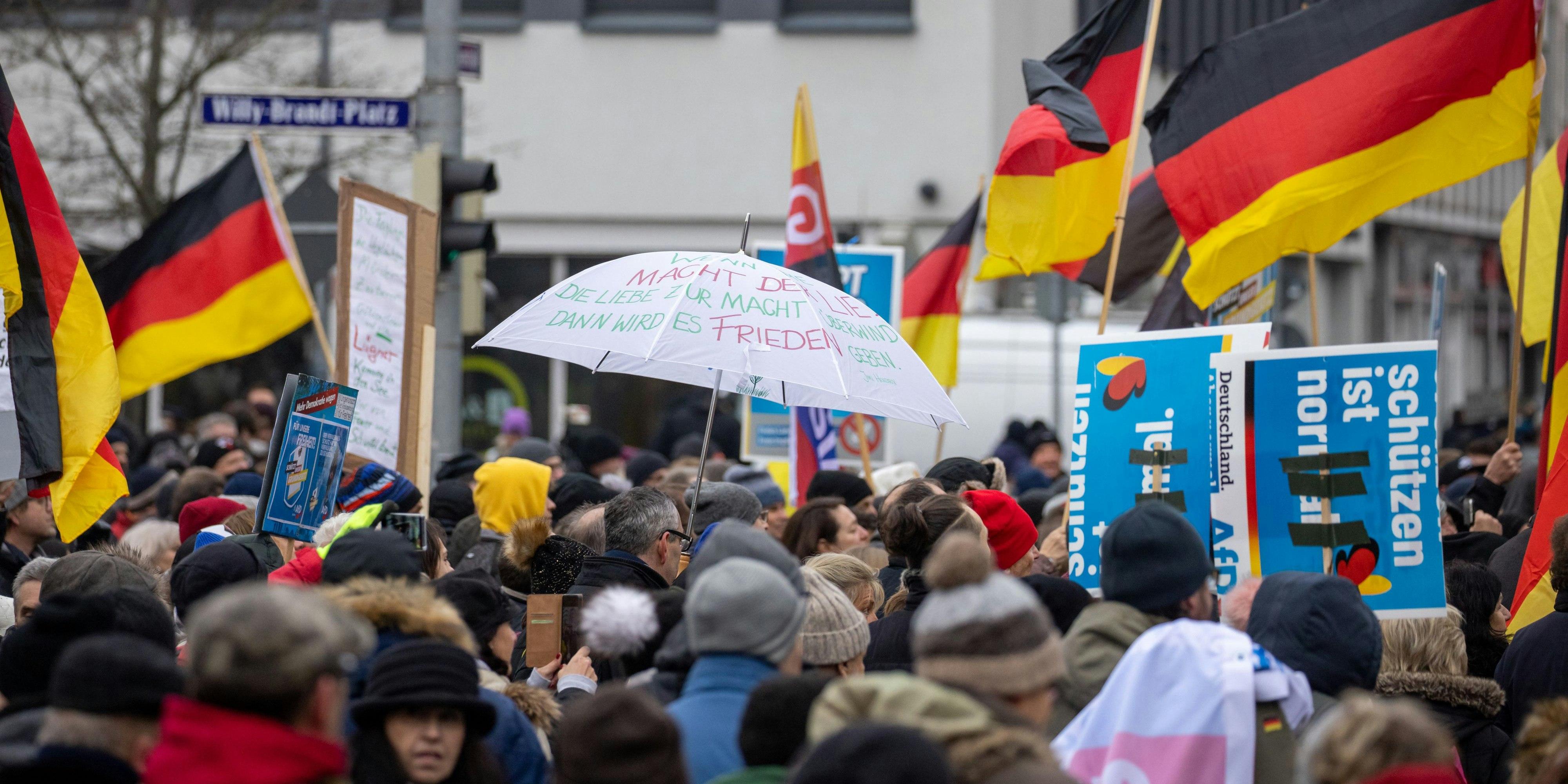 Ähnlich zur FPÖ ruft die AfD regelmäßig zu Demos gegen Lockdown, Impfpflicht und 2G.