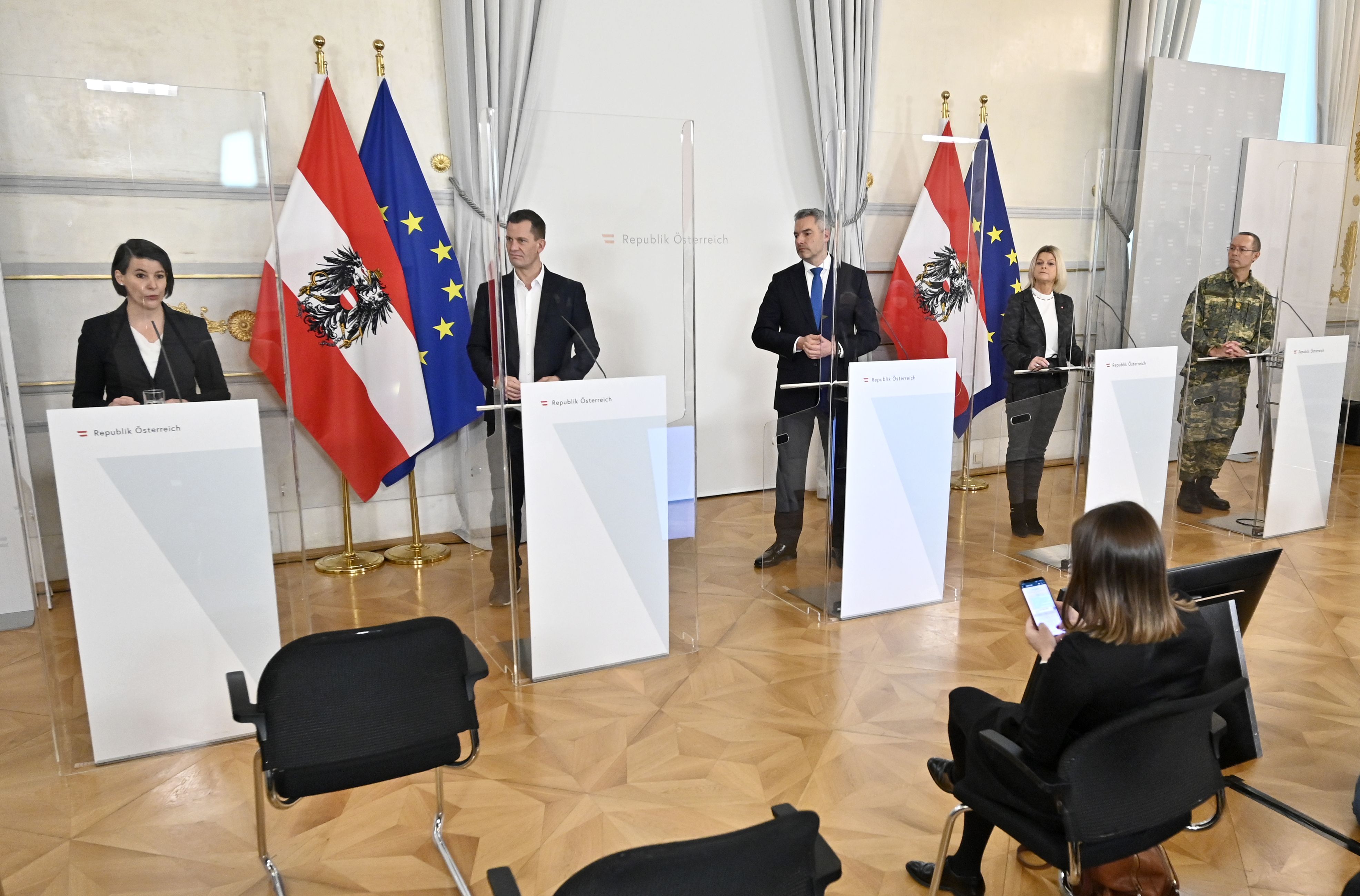 Gesundheitsminister Mückstein und Bundeskanzler Nehammer nehmen – wie GECKO – physisch teil.