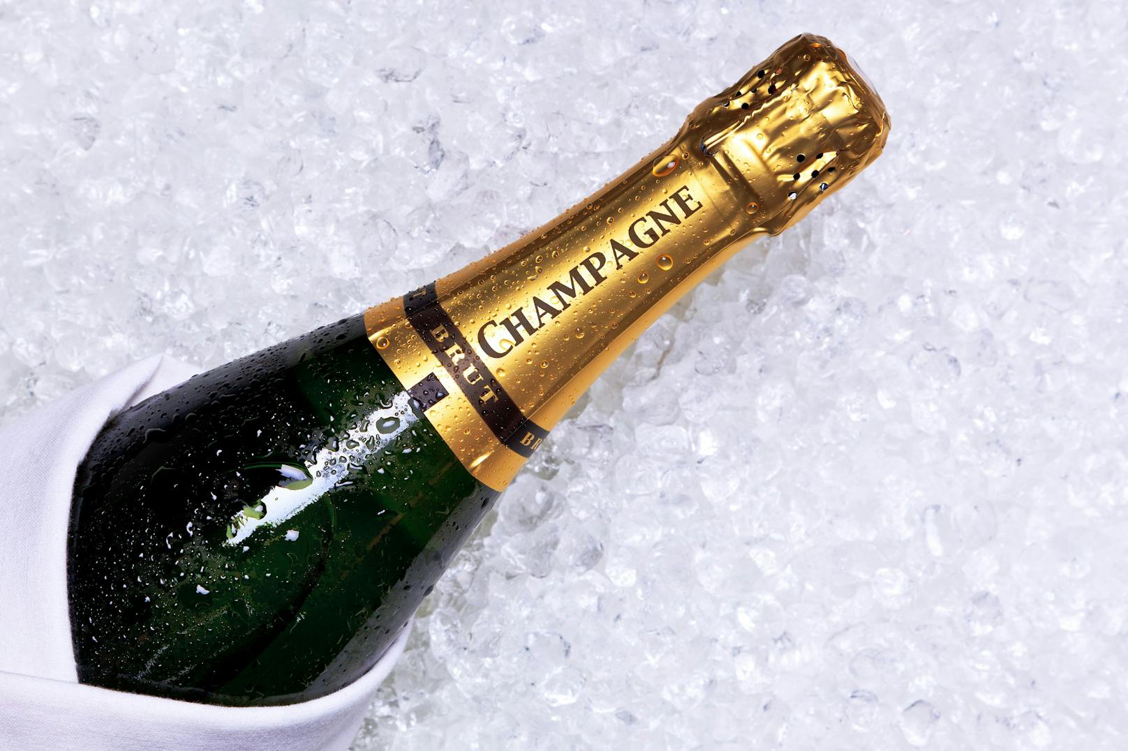 <strong>Tipp 2: Auf die Temperatur kommt es an! </strong>Non-Vintage Champagner trinkt man etwas kühler (bei 9-10 Grad), Jahrgangschampagner wie Belle Epoque etwas weniger kalt (10-12 Grad).