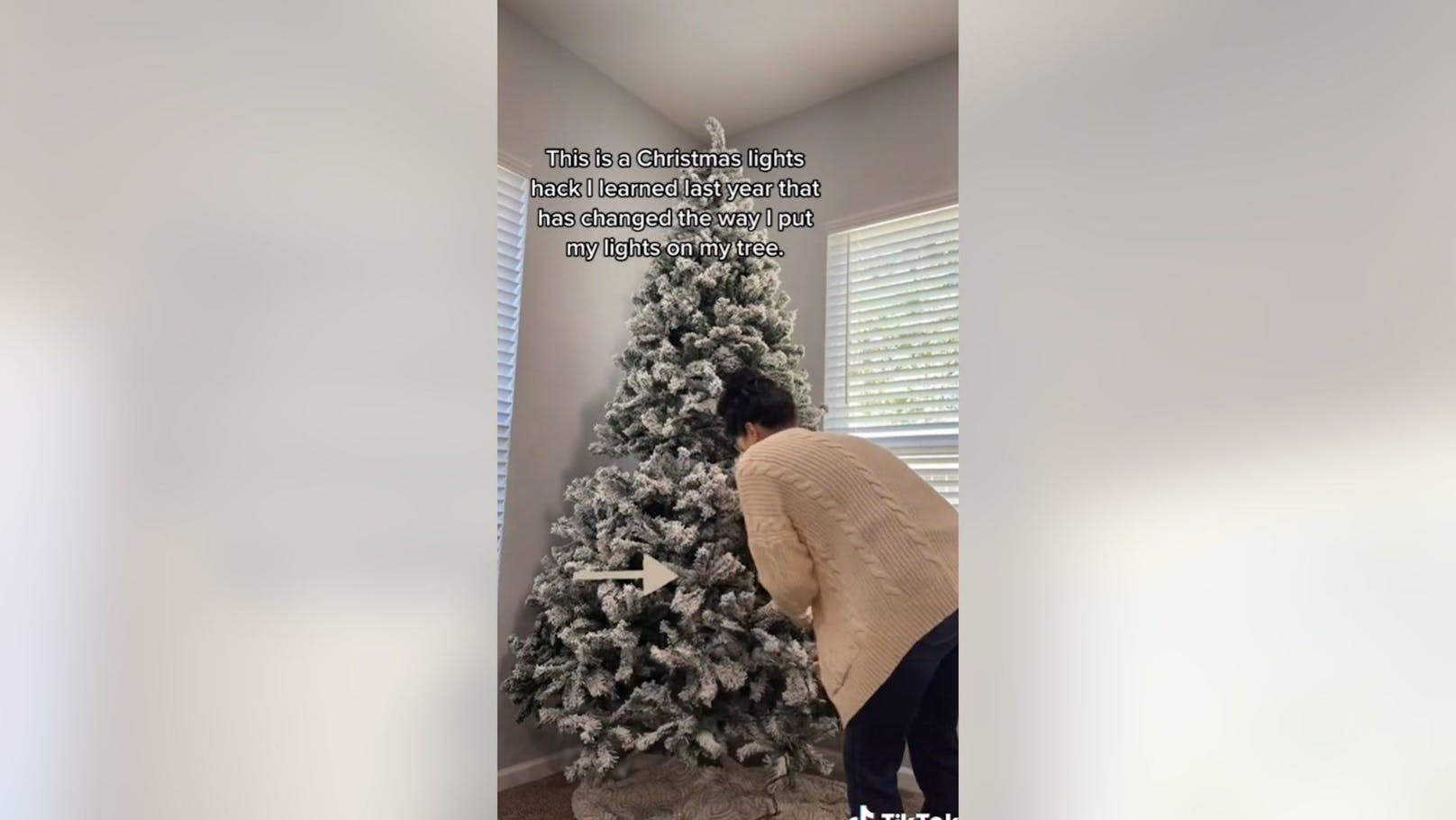 Tamara Weatherbee zeigt auf TikTok, wie das anbringen der Lichterkette an den Weihnachtsbaum ganz einfach geht. Sie beginnt unten.