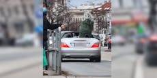 Mercedes-Cabrio als Tannenbaum-Kurier in Wien unterwegs