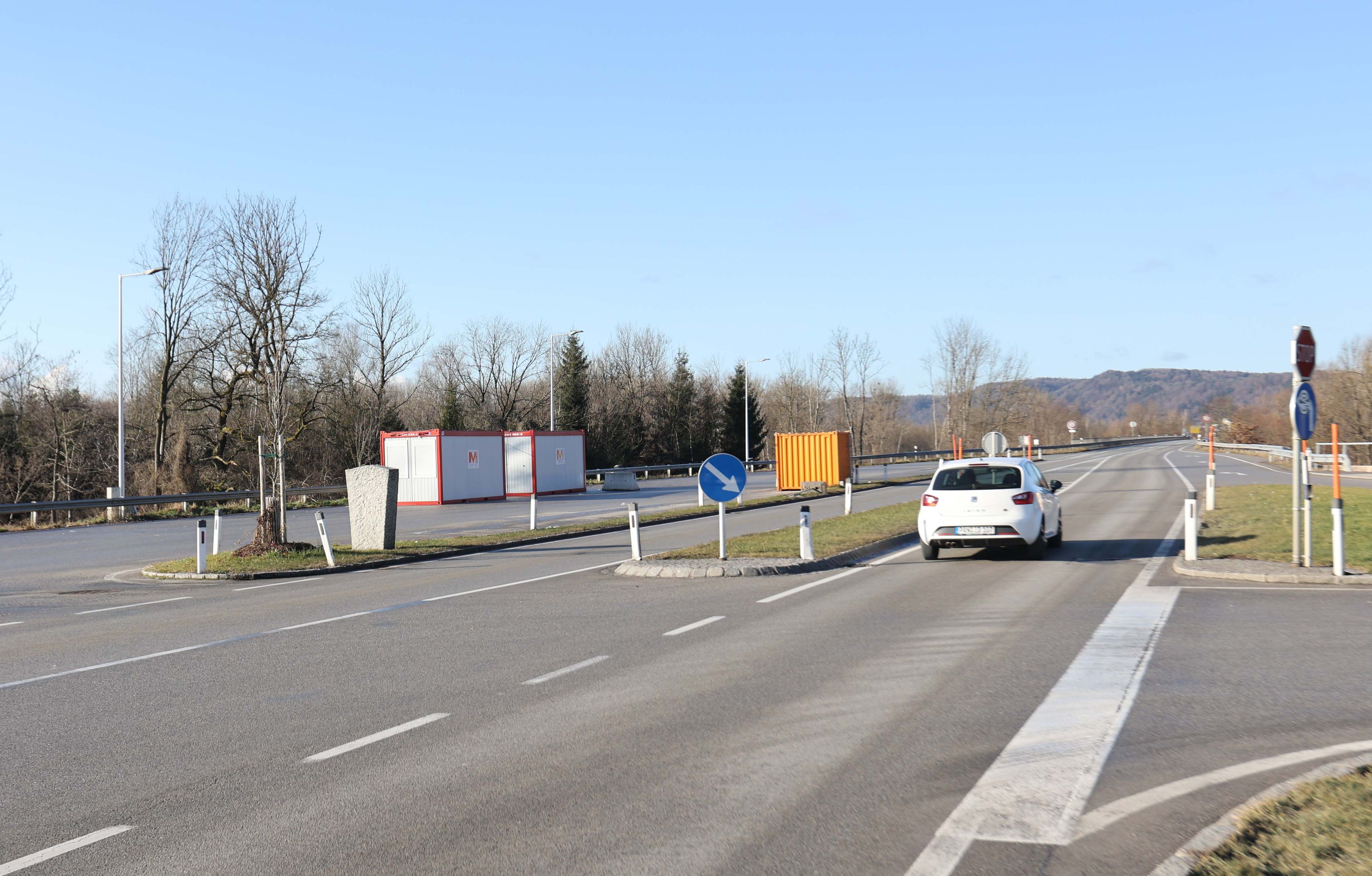 Keine Polizei, keine Absperrung kurz nach Inkrafttreten der neuen strengen Corona-Regeln an der Grenze.