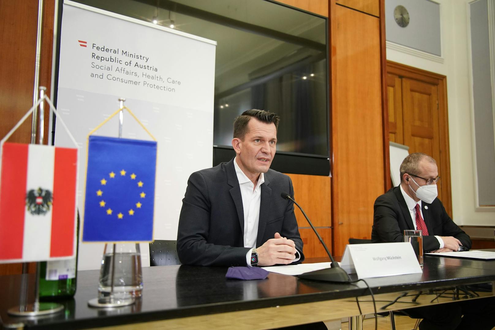 Gesundheitsminister Wolfgang Mückstein und der WHO-Mediziner Hans Kluge bei einer Pressekonferenz am 21.12.2021.