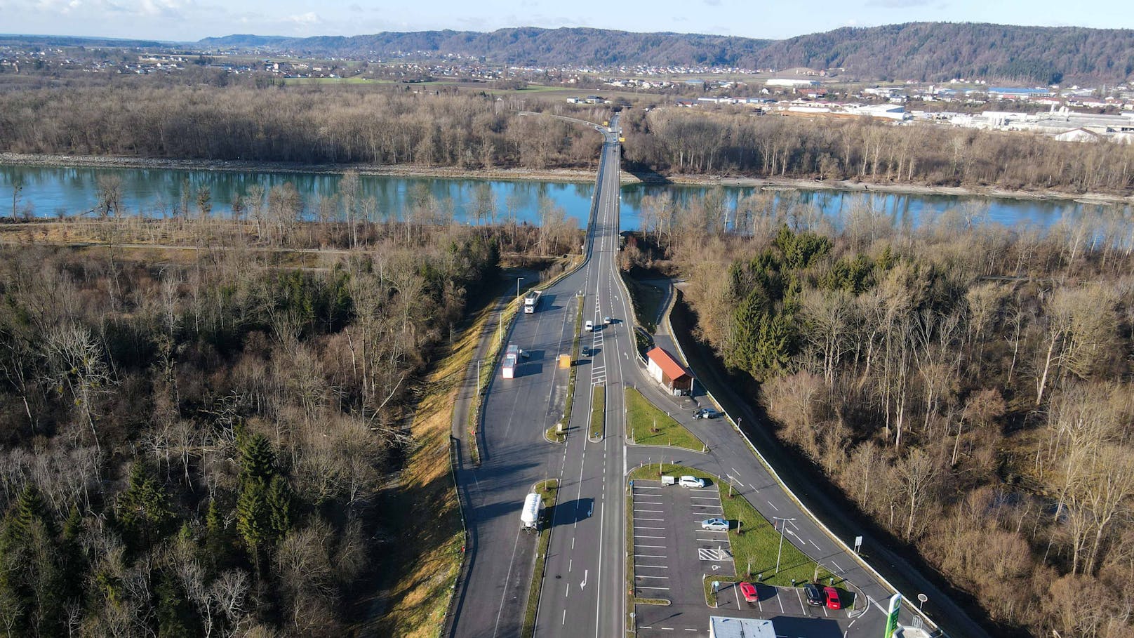 Das Foto zeigt die Grenze zwischen Bayern und Oberösterreich. Trotz scharfer Einreisebestimmungen gilt hier "freie Fahrt".