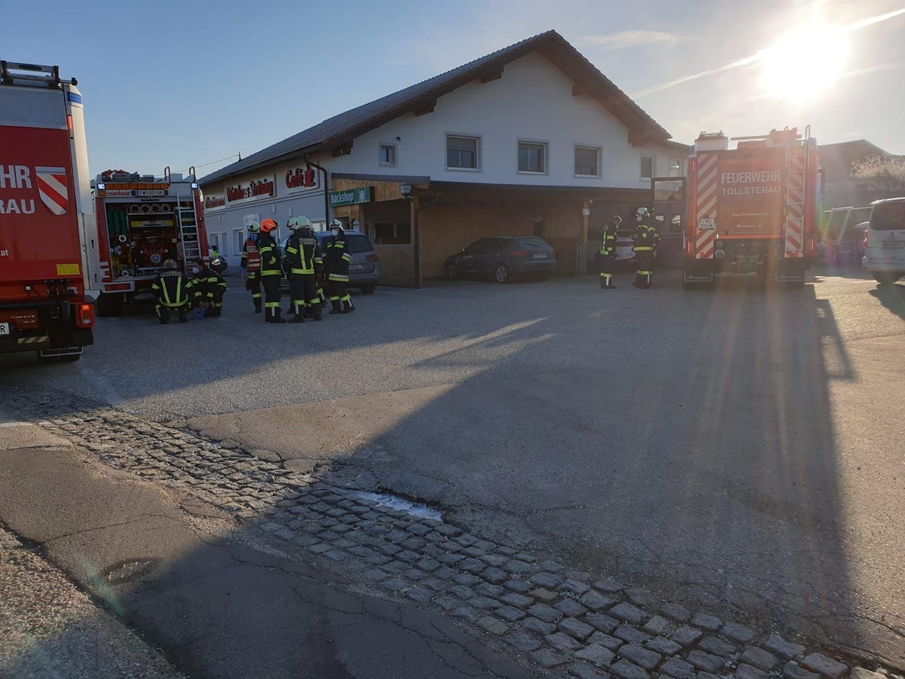 Heute.at - Bub (1) steckt mit Hand in Teigknetmaschine fest