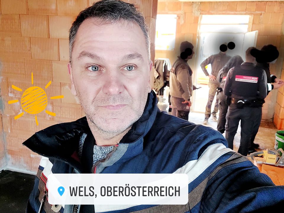 Dieses Foto mit den Beamten der Finanzpolizei postete TV-Star Günther Nussbaum auf seiner Facebook-Seite.