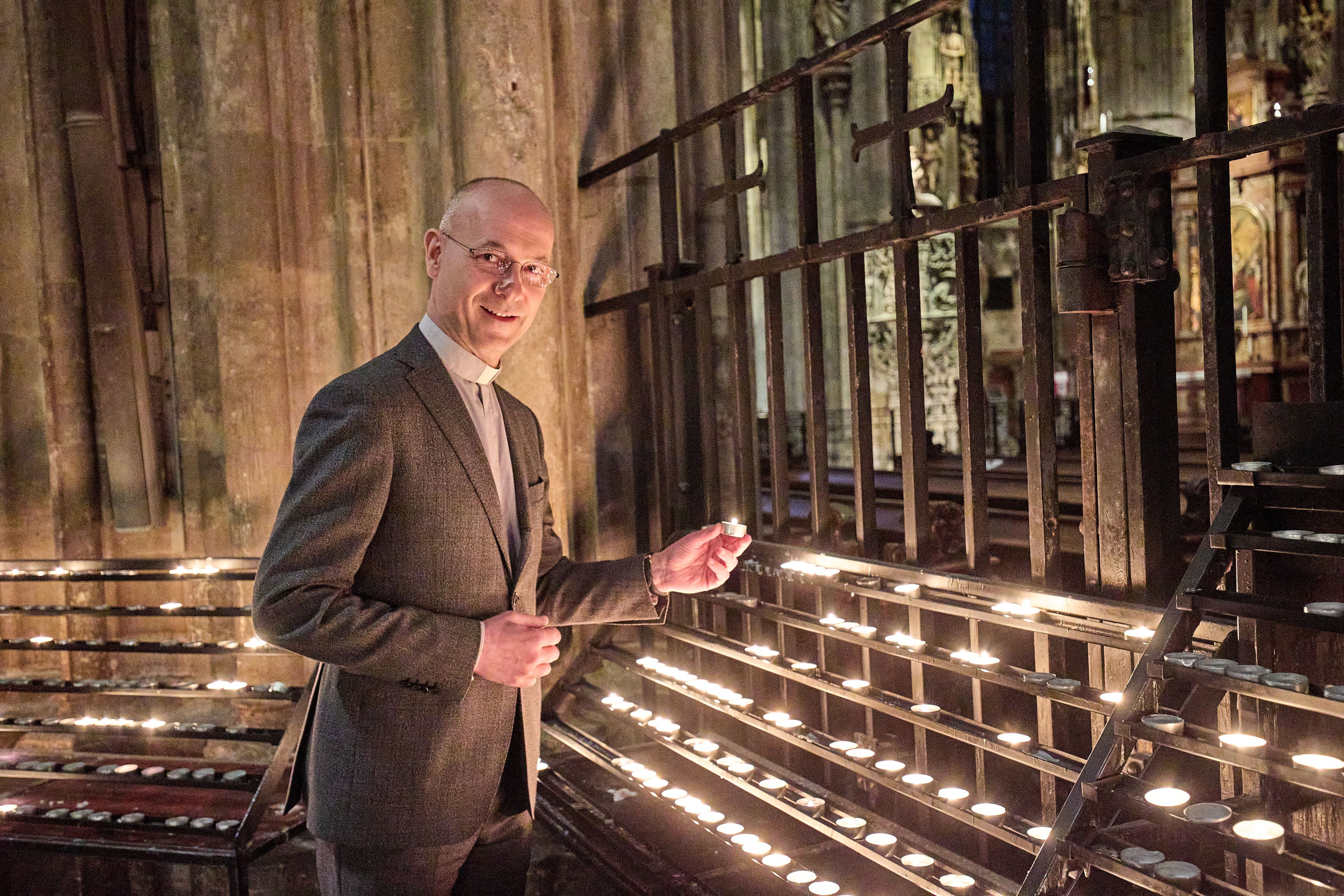 Kerzen spenden Wärme: Auch Toni Faber muss im Stephansdom Heizkosten sparen.