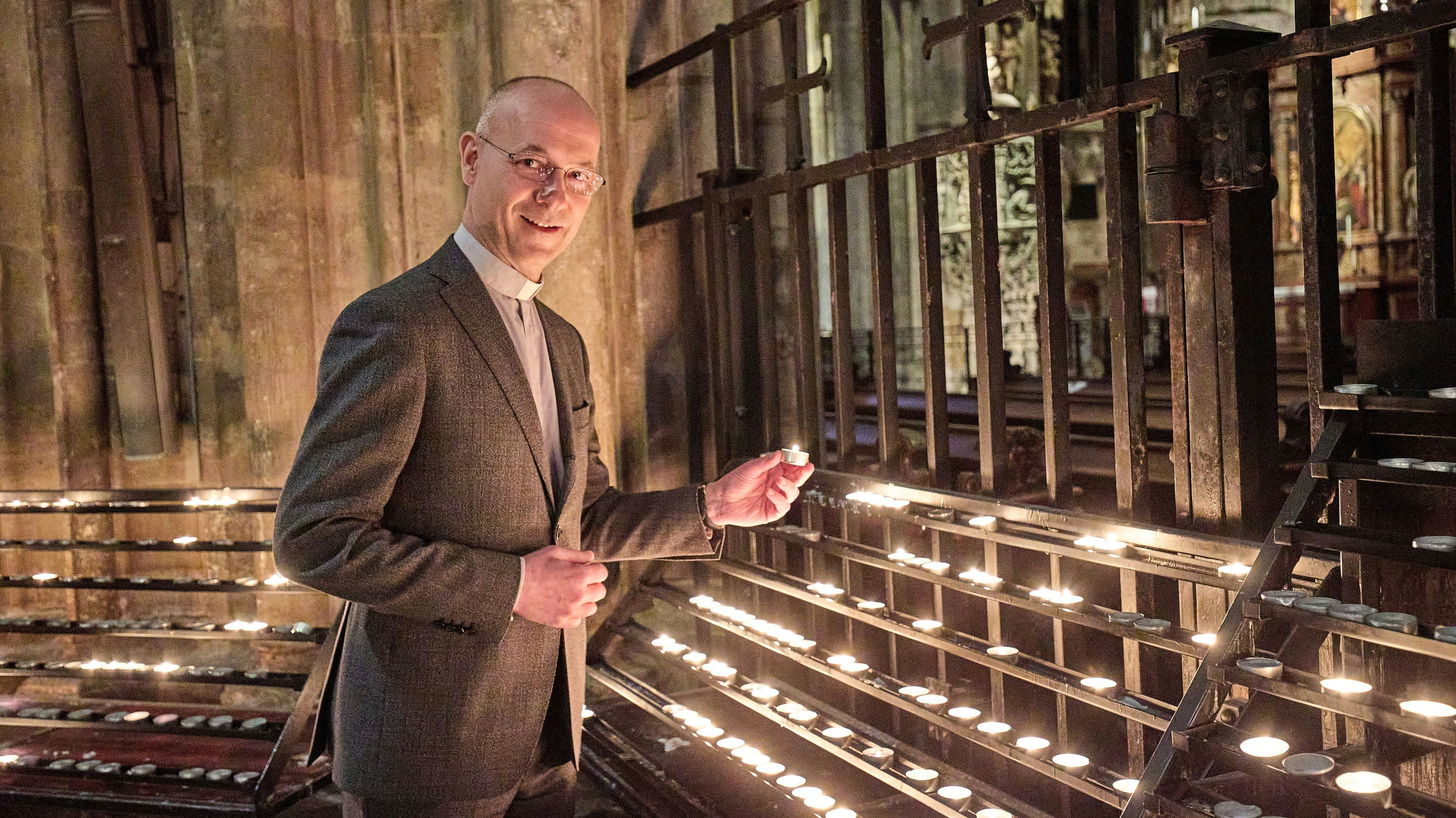 Der weihnachtlichen Mitternachtsmette in St. Stephan steht Dompfarrer <strong>Toni Faber</strong> vor.