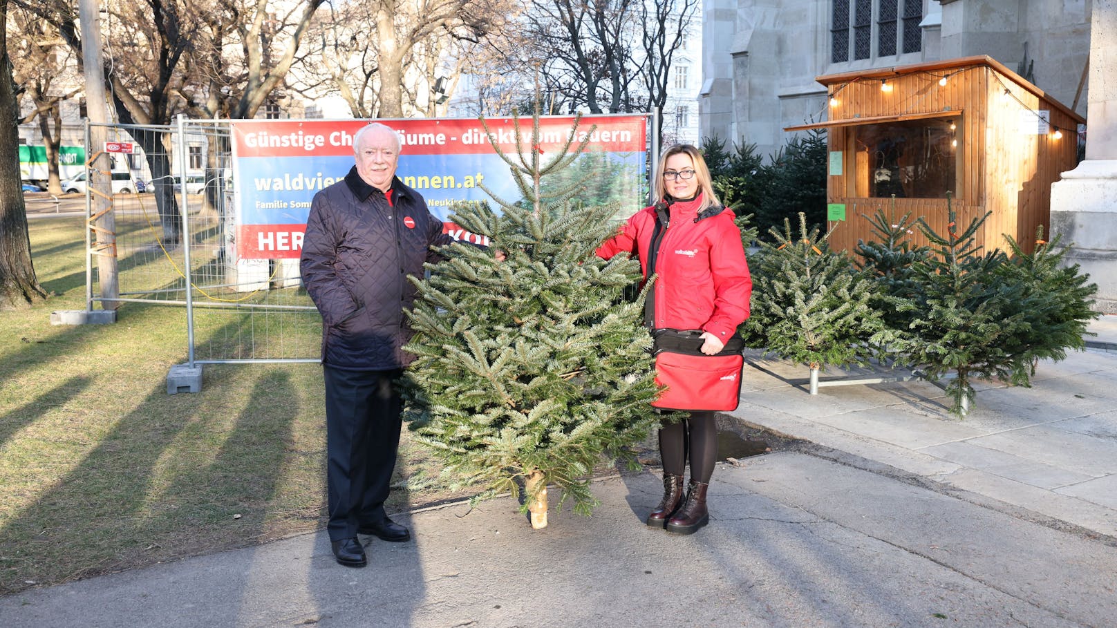 Volkshilfe-Präsident Michael Häupl überreichte Pflegerin Musa einen Christbaum.