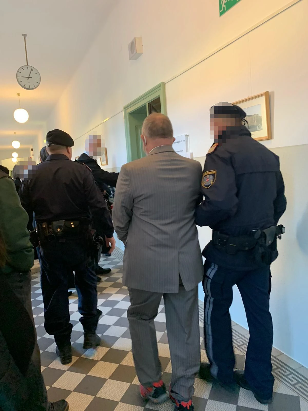 Der Angeklagte am Weg in den Saal.