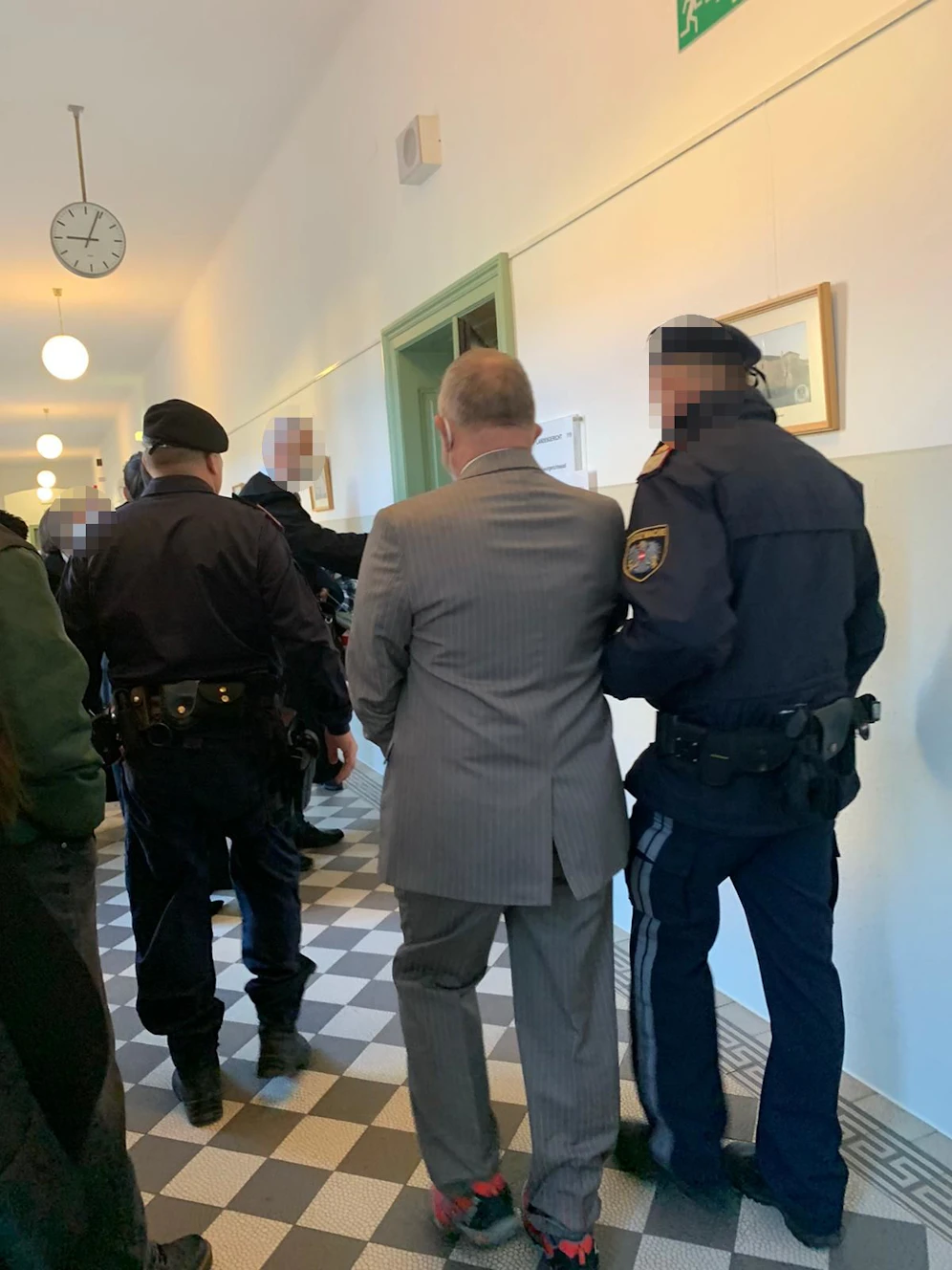 Der Angeklagte am Weg in den Saal.