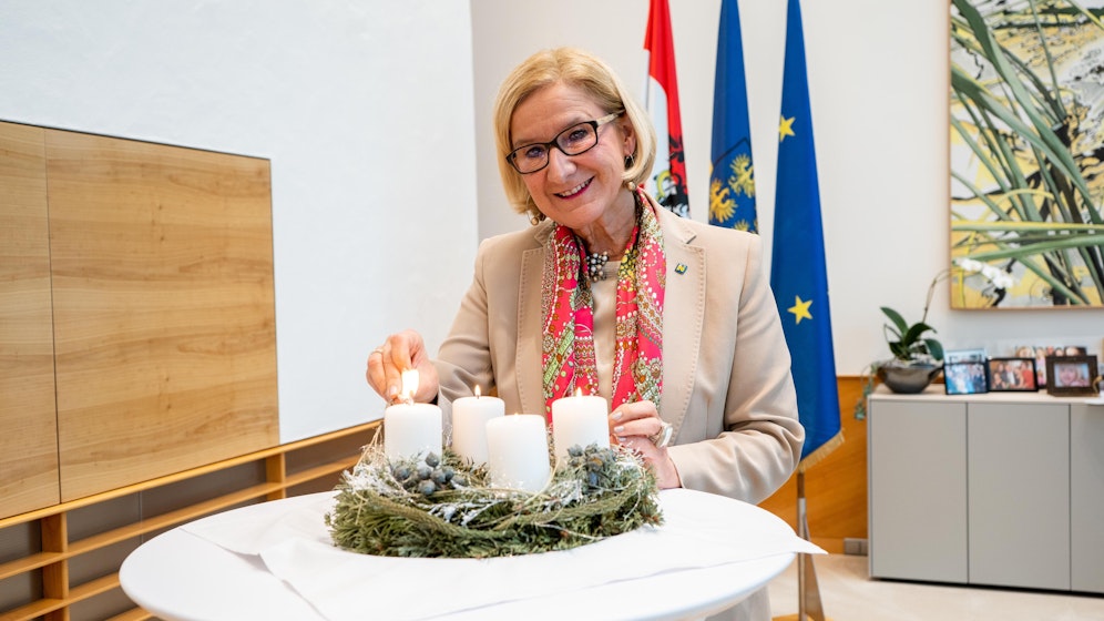 Johanna Mikl-Leitner zündet 4. Kerze an